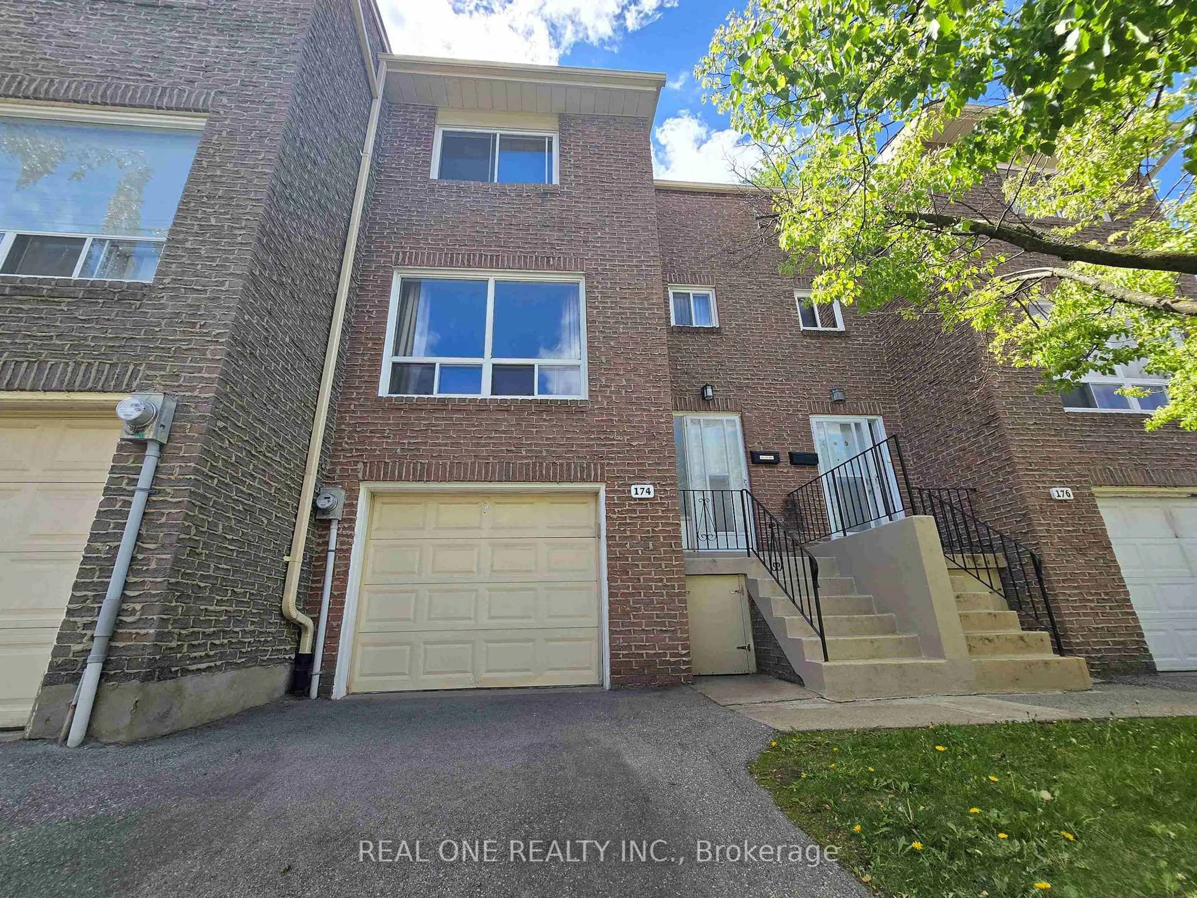 A pic from outside/outdoor area/front of a property/back of a property/a pic from drone, street for 174 Rusty Crestway, Toronto Ontario M2J 2Y6