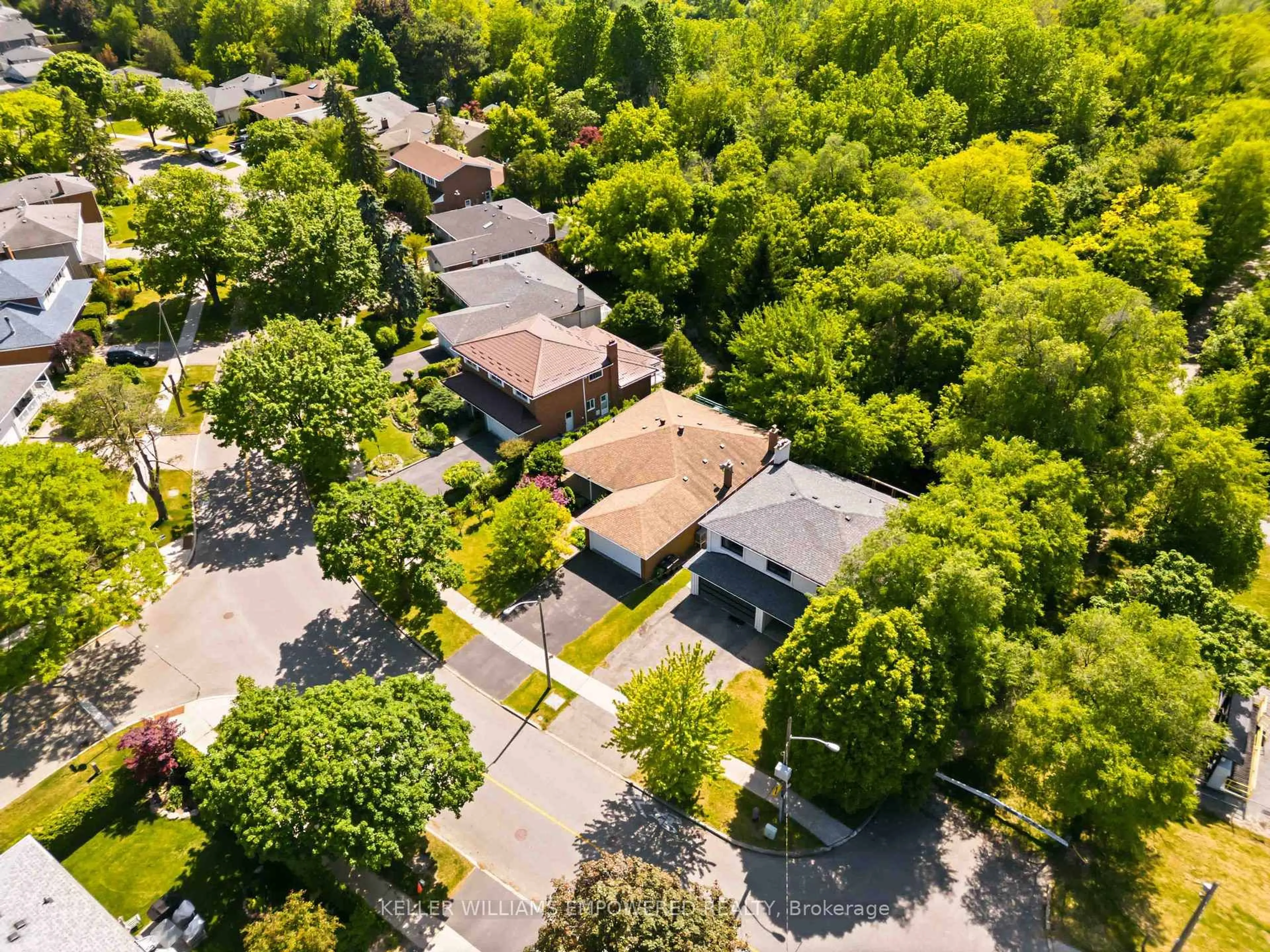A pic from outside/outdoor area/front of a property/back of a property/a pic from drone, street for 42 Pineway Blvd, Toronto Ontario M2H 1A1