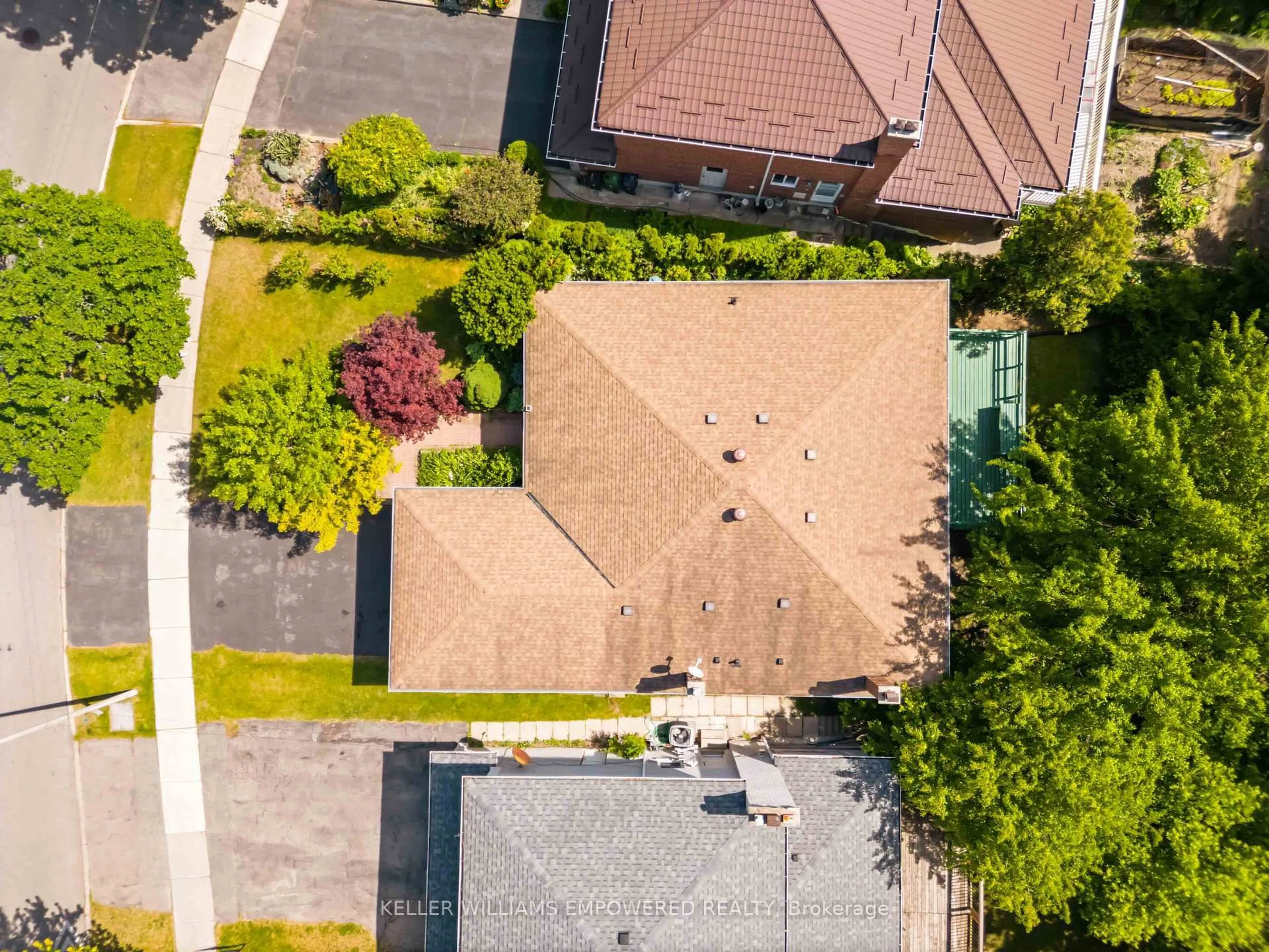 A pic from outside/outdoor area/front of a property/back of a property/a pic from drone, street for 42 Pineway Blvd, Toronto Ontario M2H 1A1