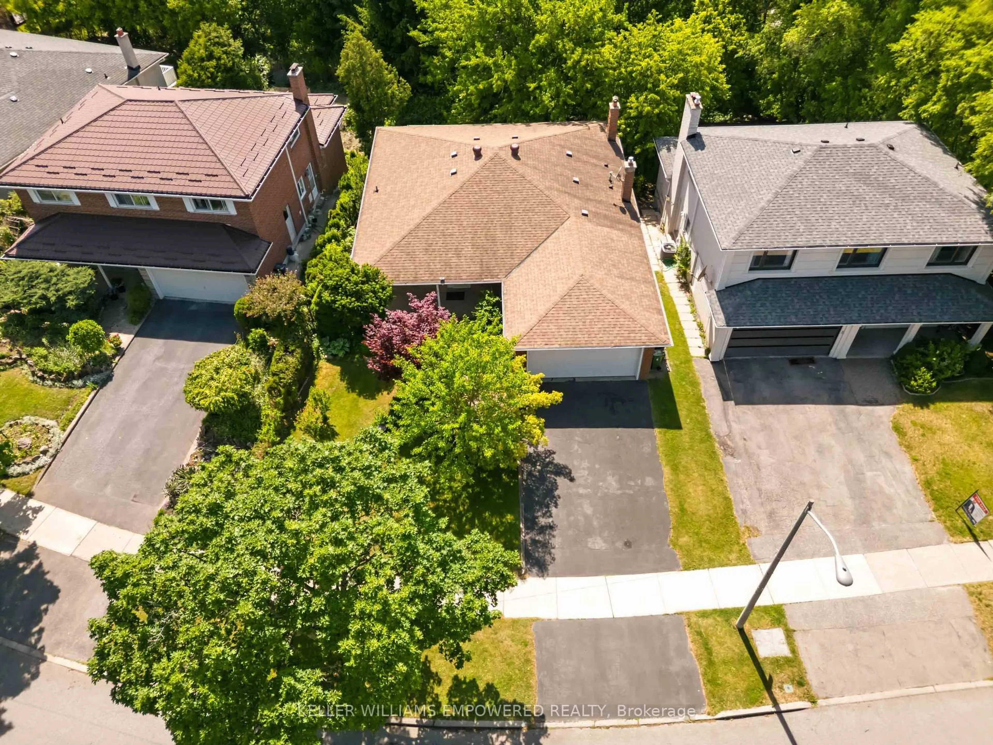 A pic from outside/outdoor area/front of a property/back of a property/a pic from drone, street for 42 Pineway Blvd, Toronto Ontario M2H 1A1