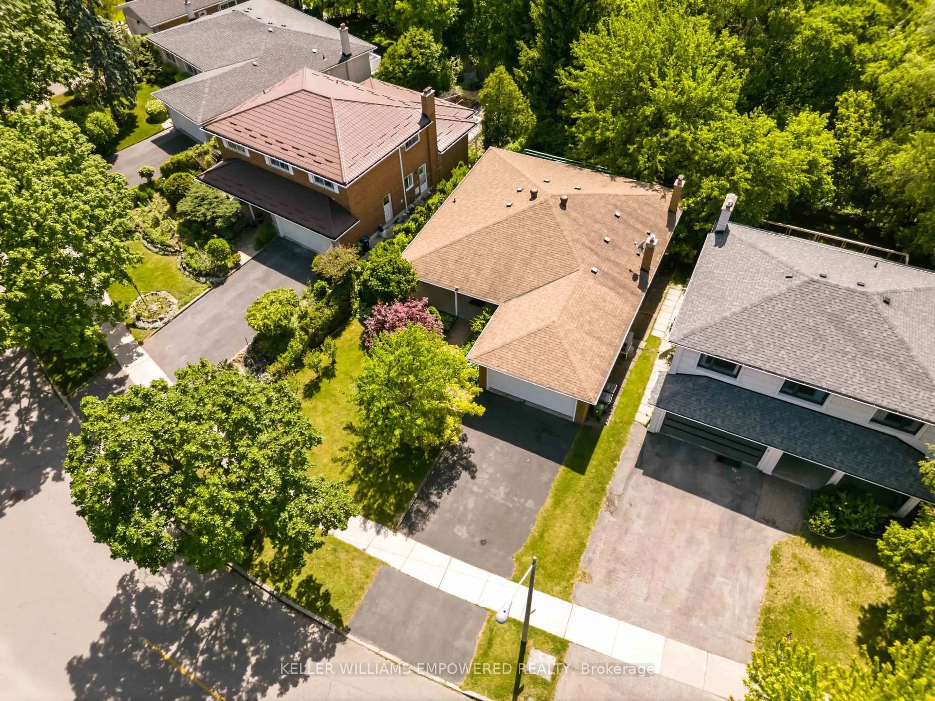A pic from outside/outdoor area/front of a property/back of a property/a pic from drone, street for 42 Pineway Blvd, Toronto Ontario M2H 1A1