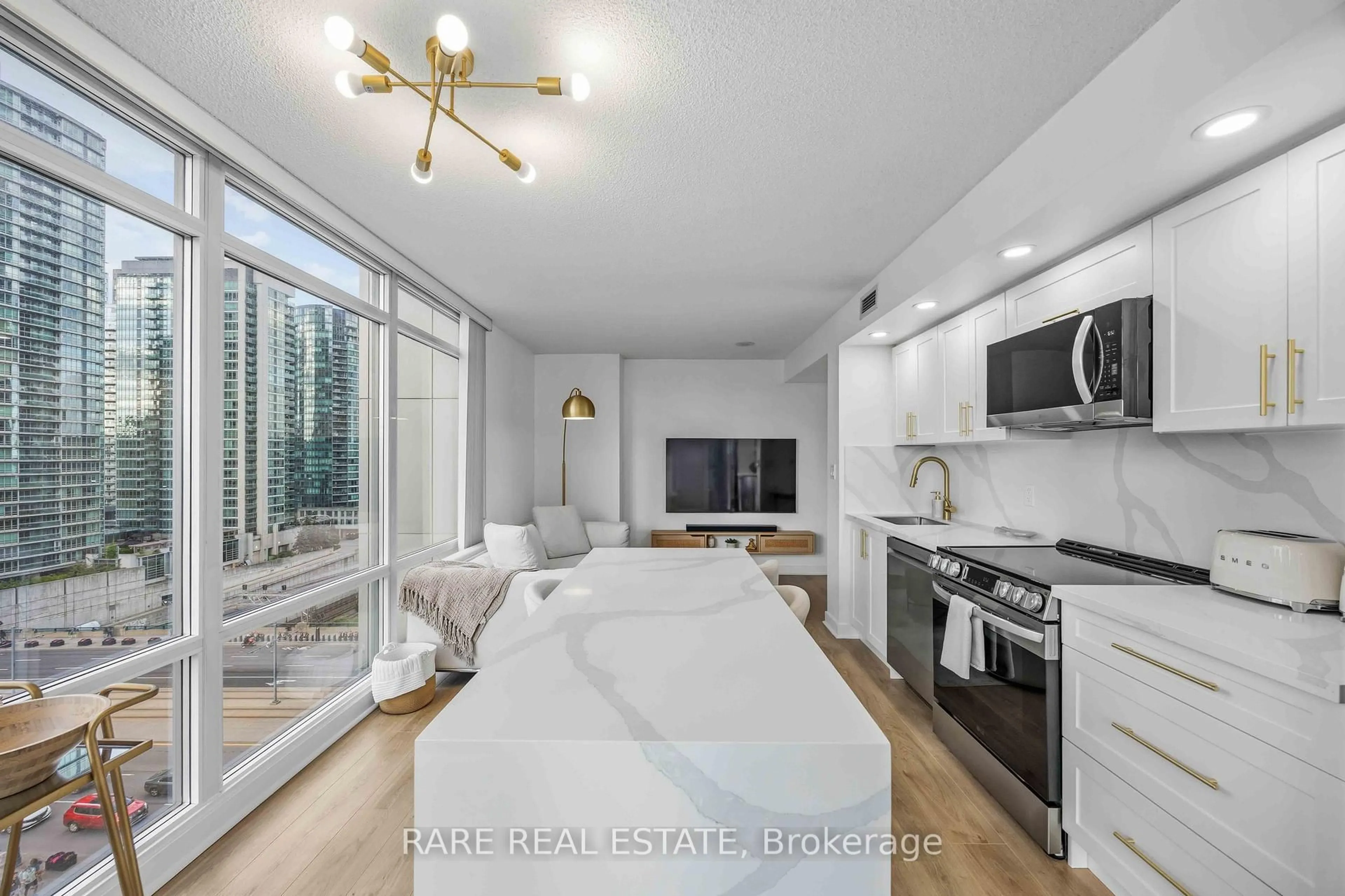 Open concept kitchen, ceramic/tile floor for 4K Spadina Ave #1002, Toronto Ontario M5V 3Y4