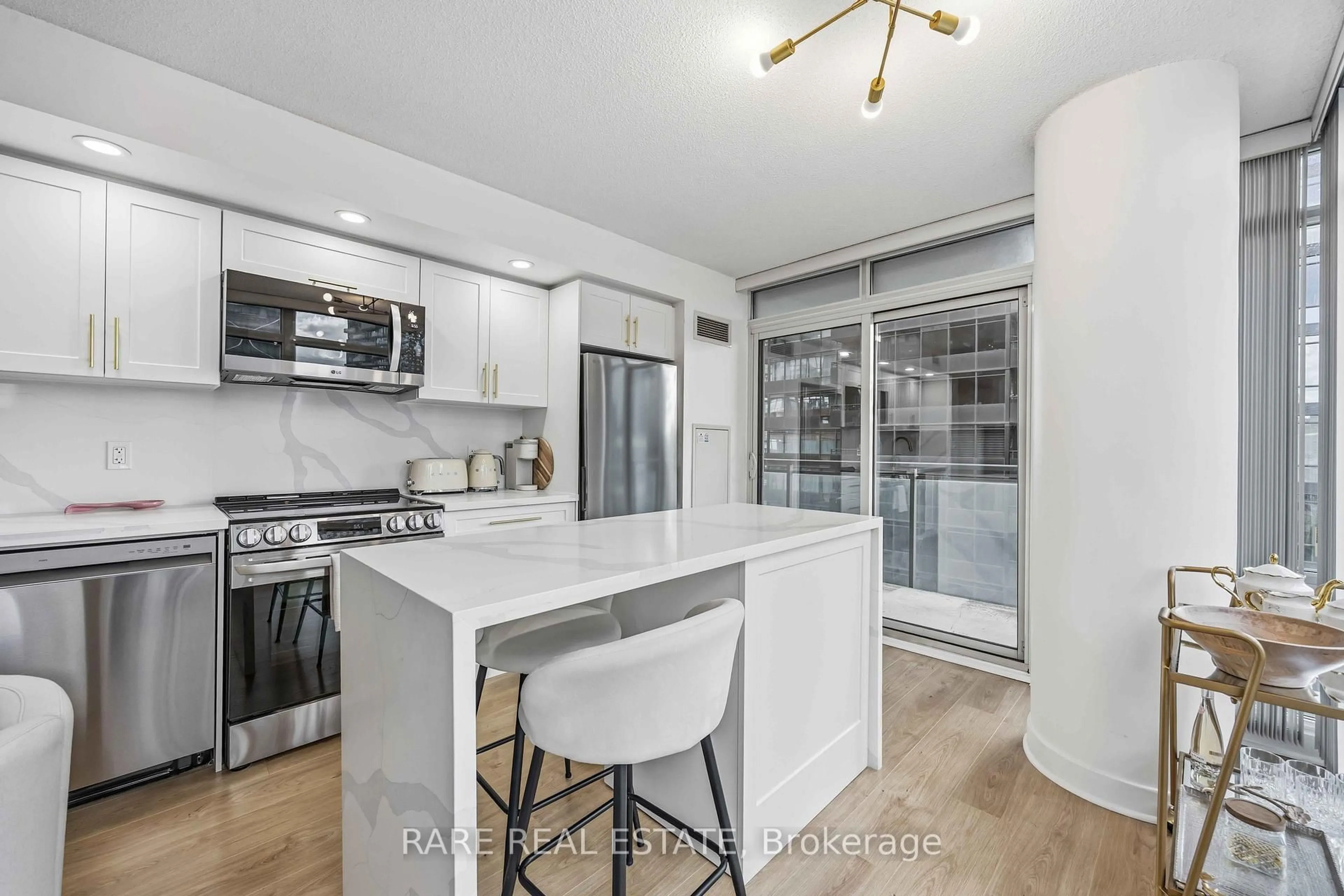 Open concept kitchen, unknown for 4K Spadina Ave #1002, Toronto Ontario M5V 3Y4