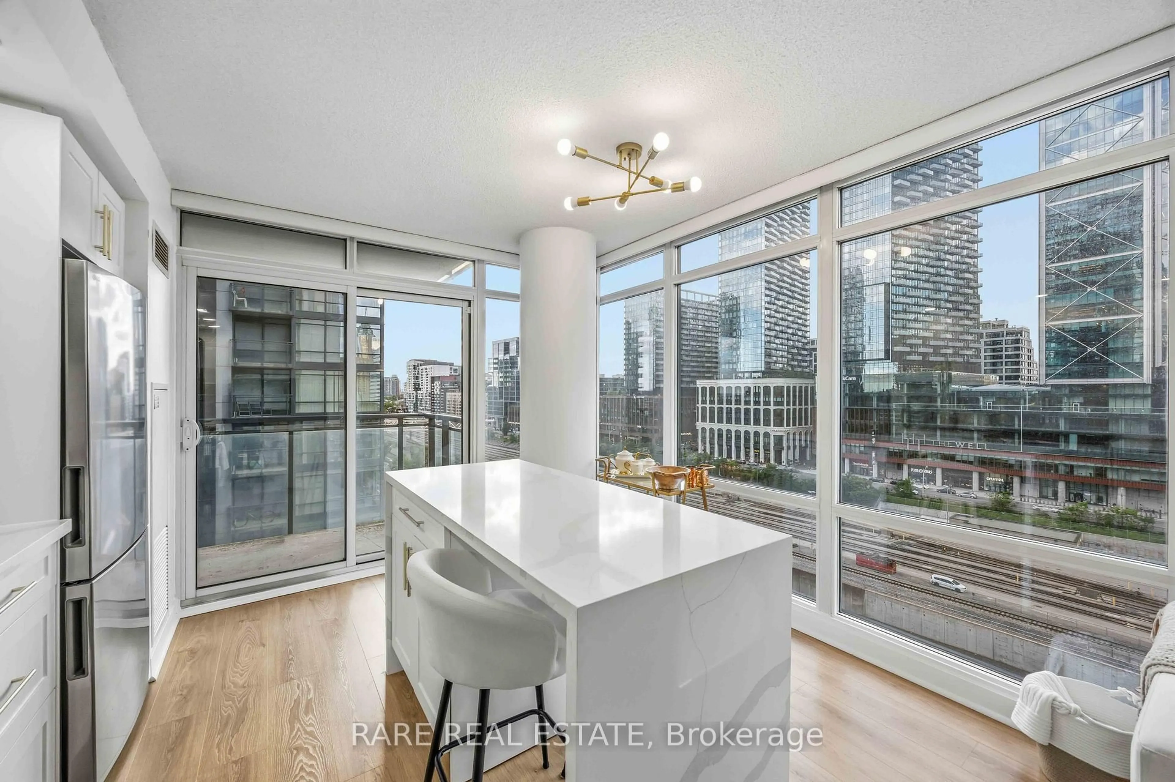 Open concept kitchen, unknown for 4K Spadina Ave #1002, Toronto Ontario M5V 3Y4