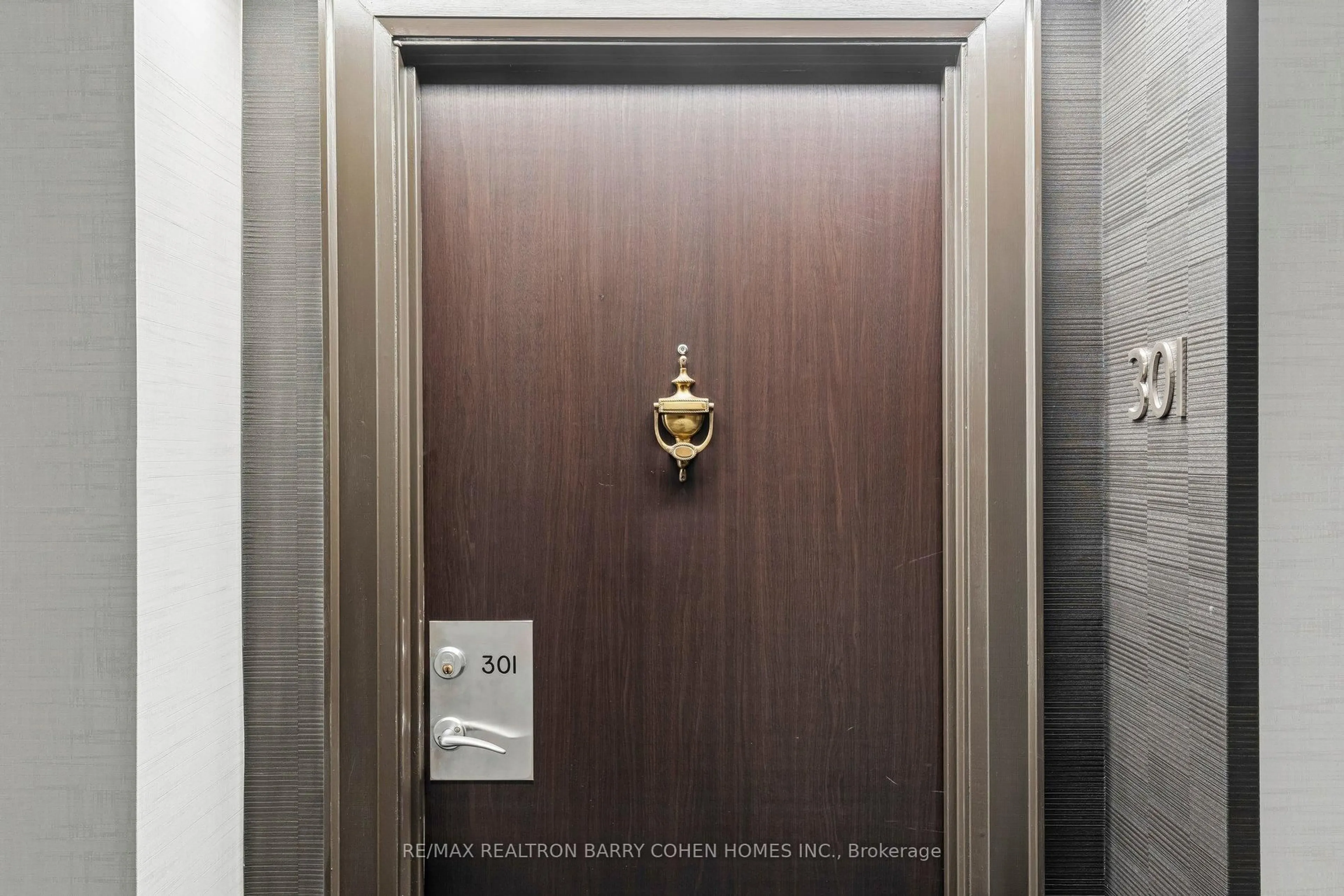 Indoor foyer for 360 Bloor St #301, Toronto Ontario M4W 3M3