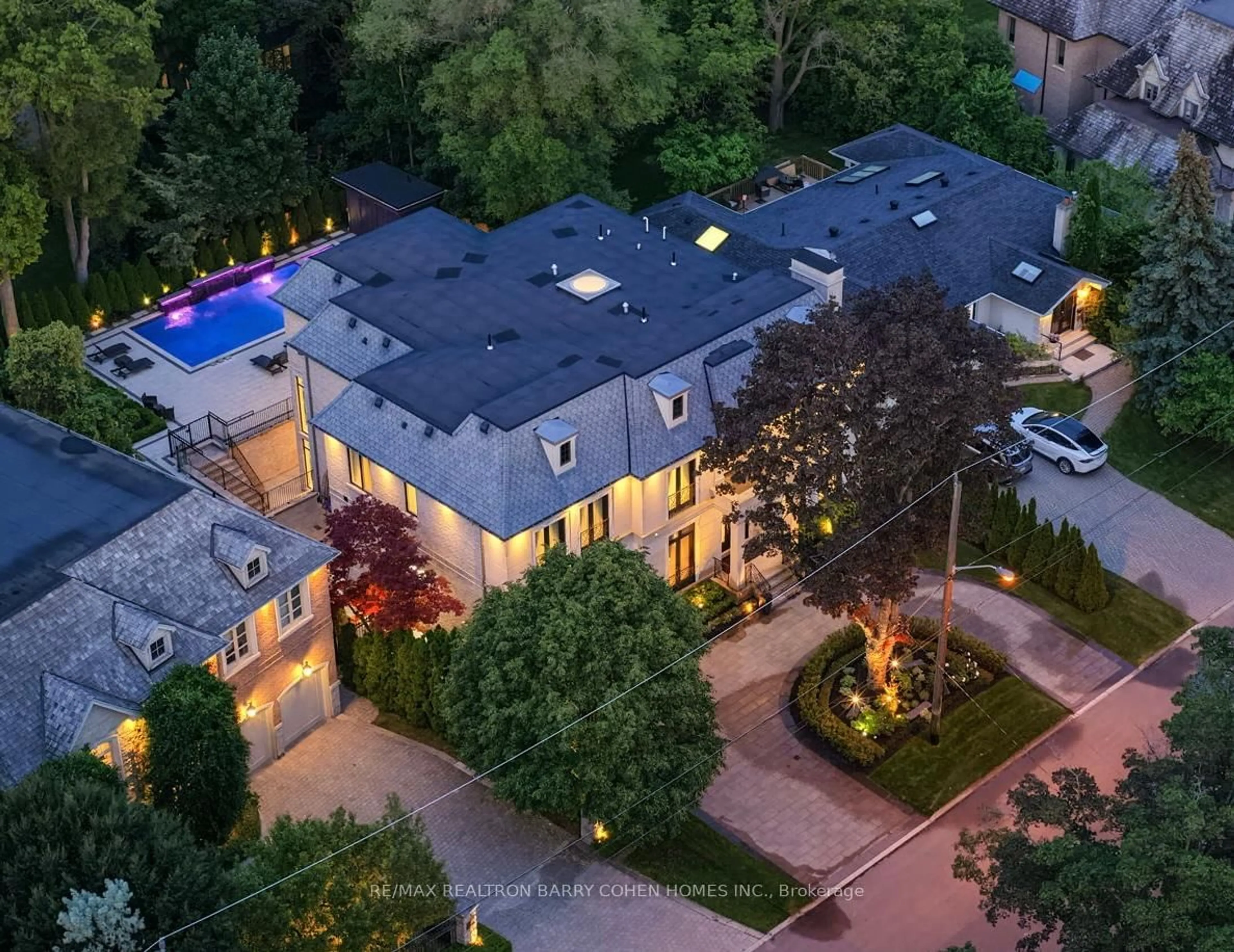 A pic from outside/outdoor area/front of a property/back of a property/a pic from drone, street for 23 Lauderdale Dr, Toronto Ontario M2L 2A8