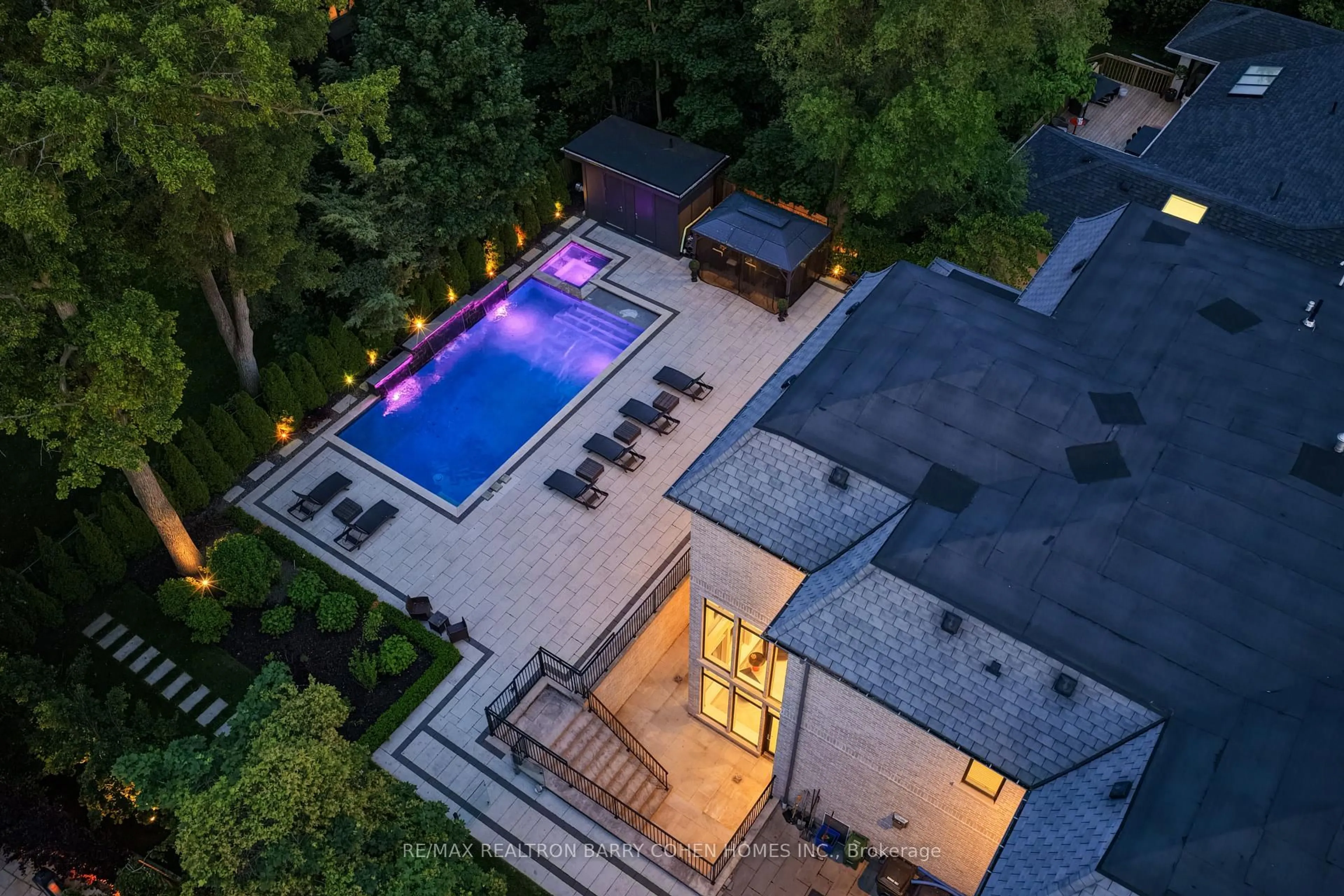 A pic from outside/outdoor area/front of a property/back of a property/a pic from drone, unknown for 23 Lauderdale Dr, Toronto Ontario M2L 2A8