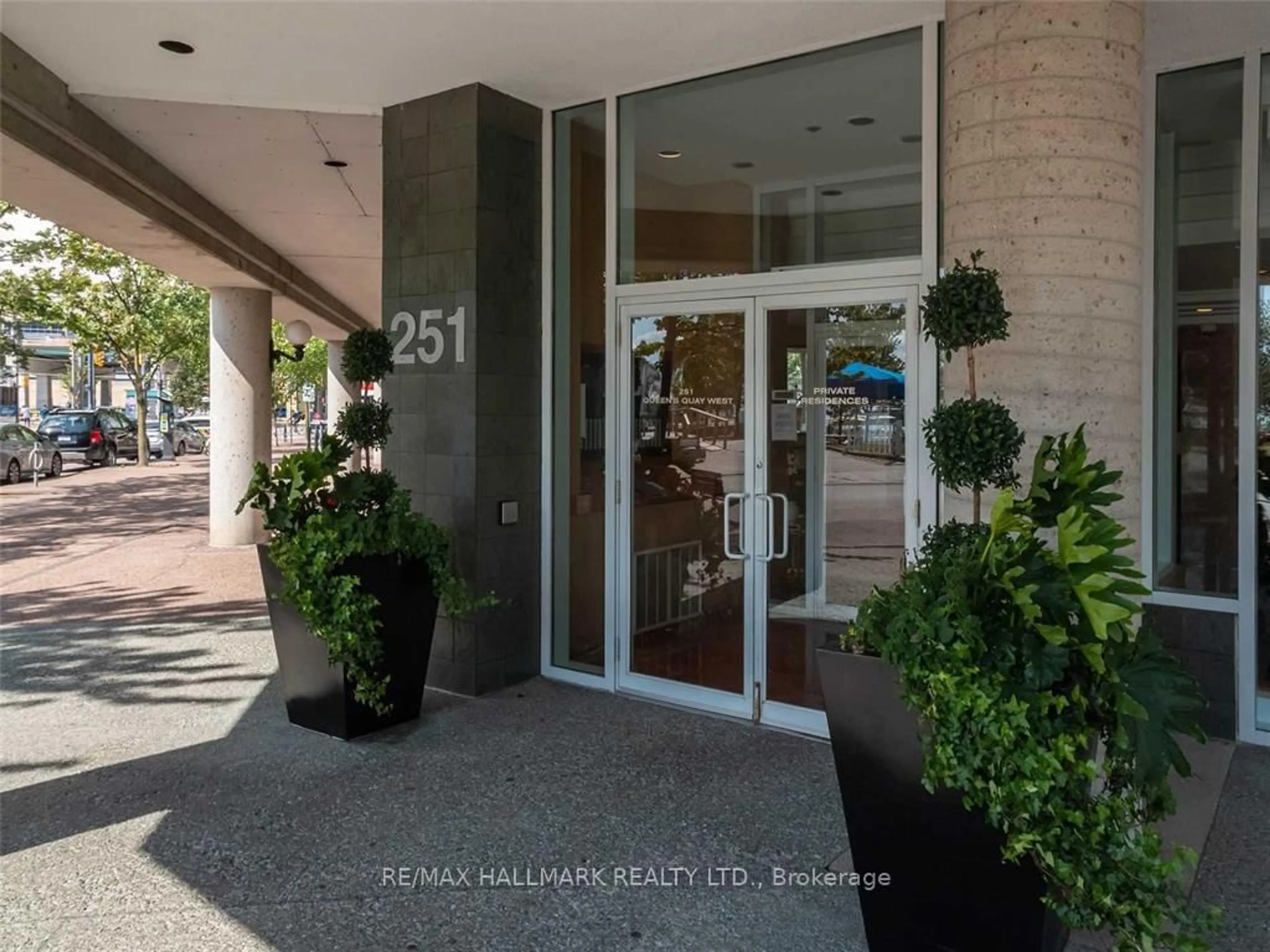 Indoor foyer for 251 Queens Quay #404, Toronto Ontario M5J 2N6