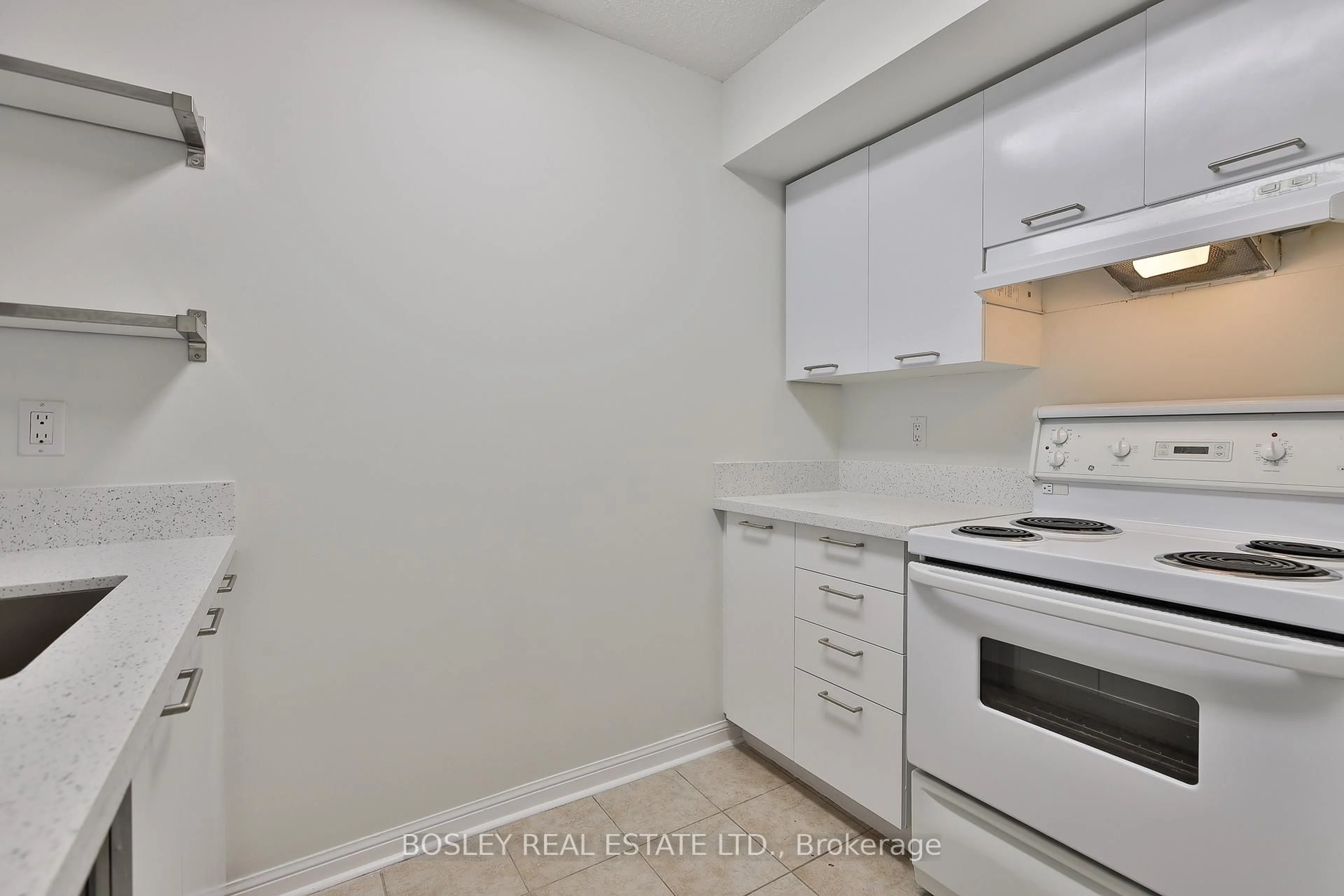 Standard kitchen, unknown for 1029 King St #625, Toronto Ontario M6K 3M9