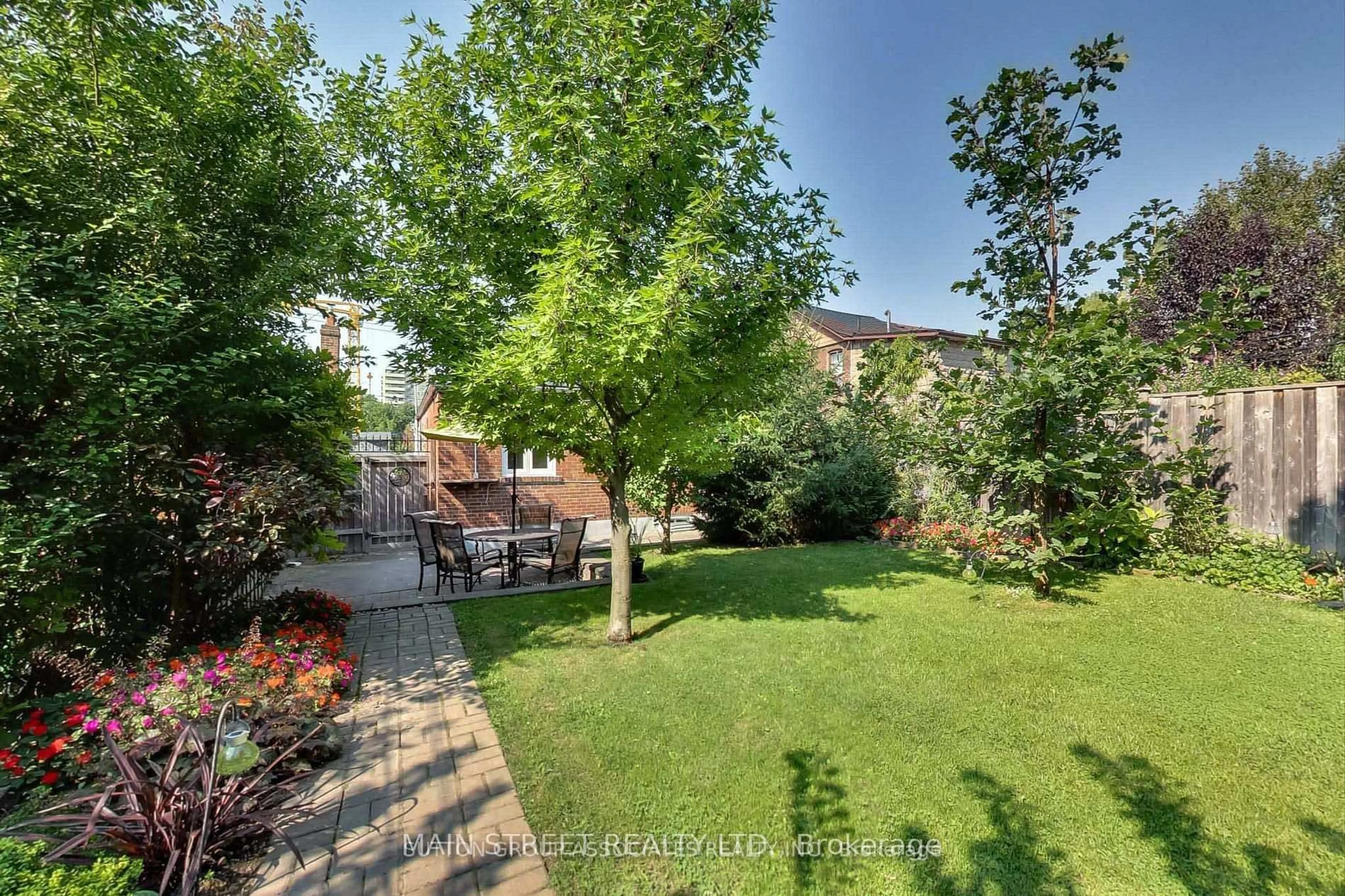 A pic from outside/outdoor area/front of a property/back of a property/a pic from drone, street for 595 Northcliffe Blvd, Toronto Ontario M6E 3L6