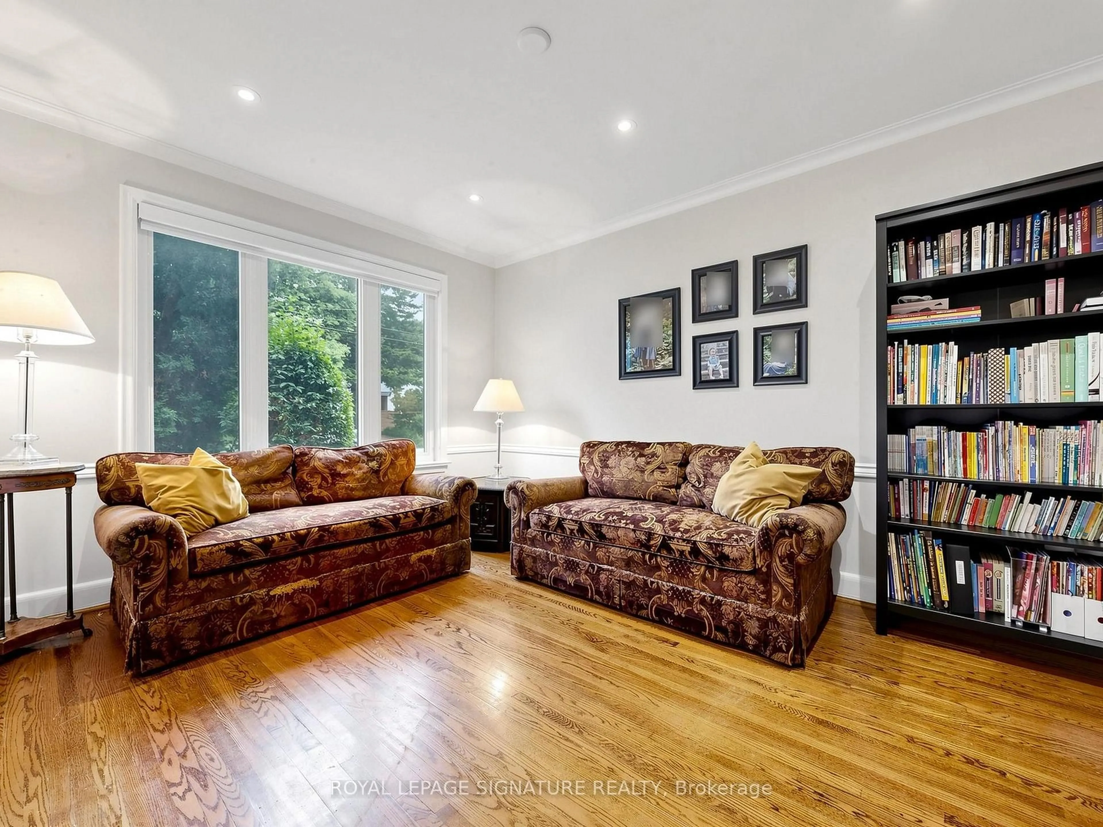 Living room with furniture, wood/laminate floor for 46 Brookview Dr, Toronto Ontario M6A 2K2