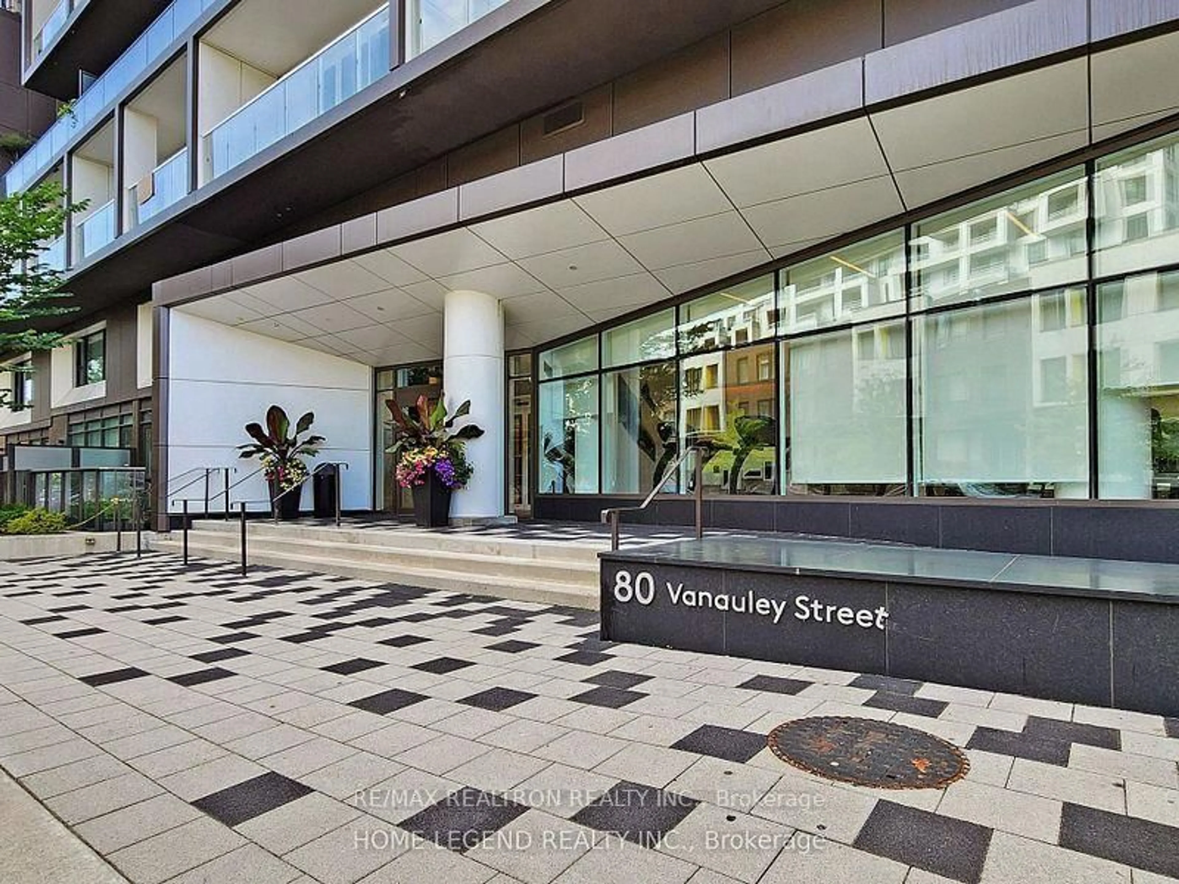 Indoor foyer for 80 Vanauley St #916, Toronto Ontario M5T 0T9