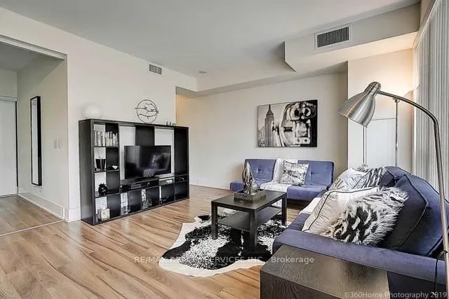 300 Front St #1608, Toronto 4