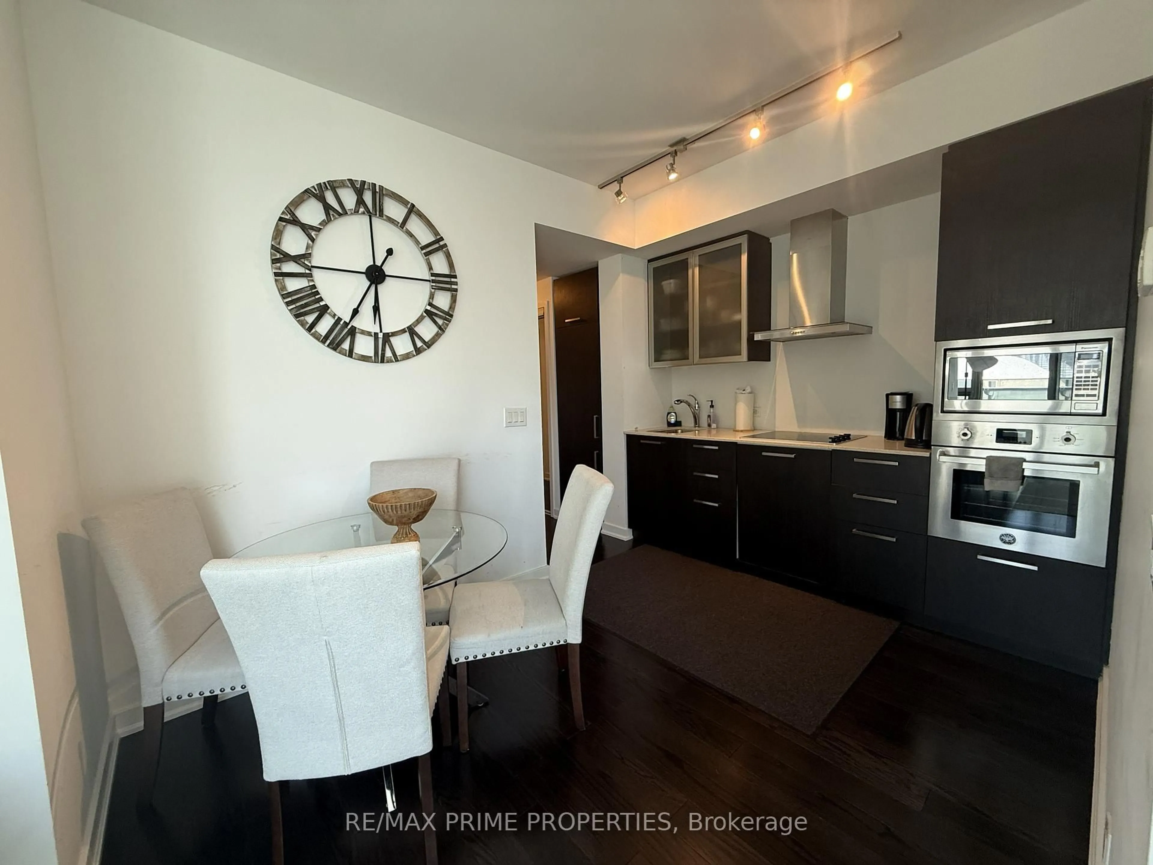 Open concept kitchen, wood/laminate floor for 14 York St #1605, Toronto Ontario M5J 0B1