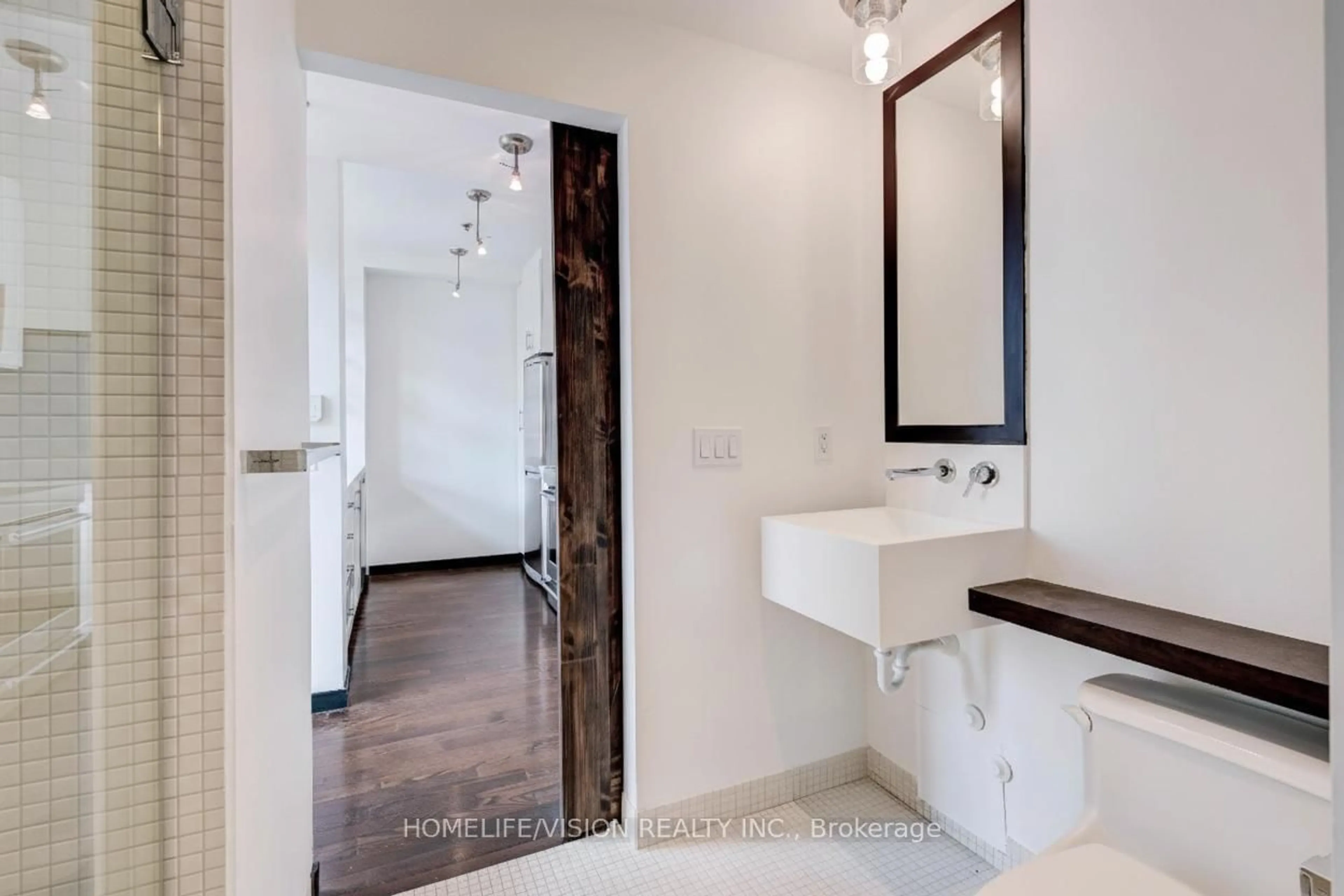Standard bathroom, ceramic/tile floor for 915 King St #Ph505, Toronto Ontario M6K 3M2