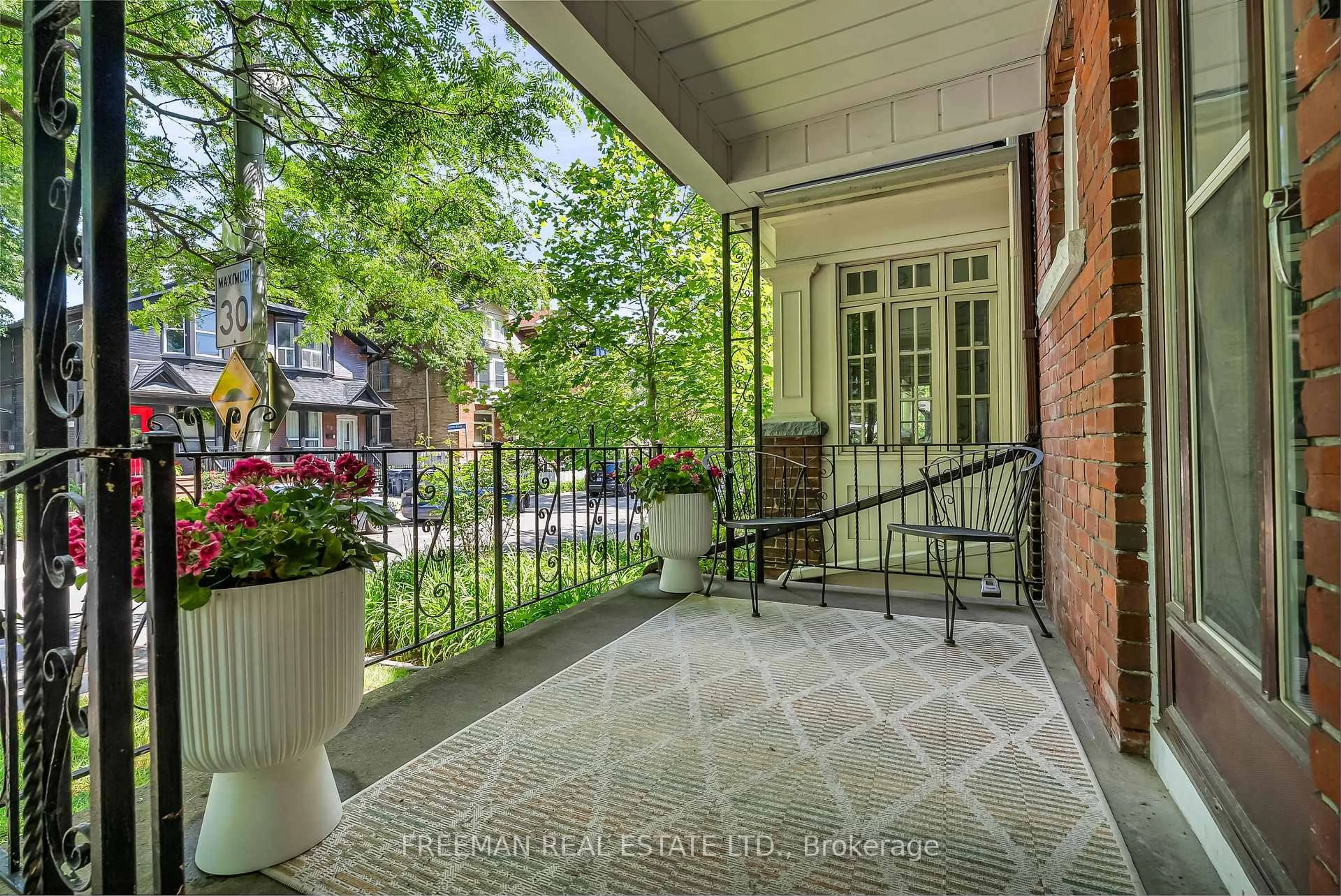 Patio, street for 21 London St, Toronto Ontario M6G 1M8