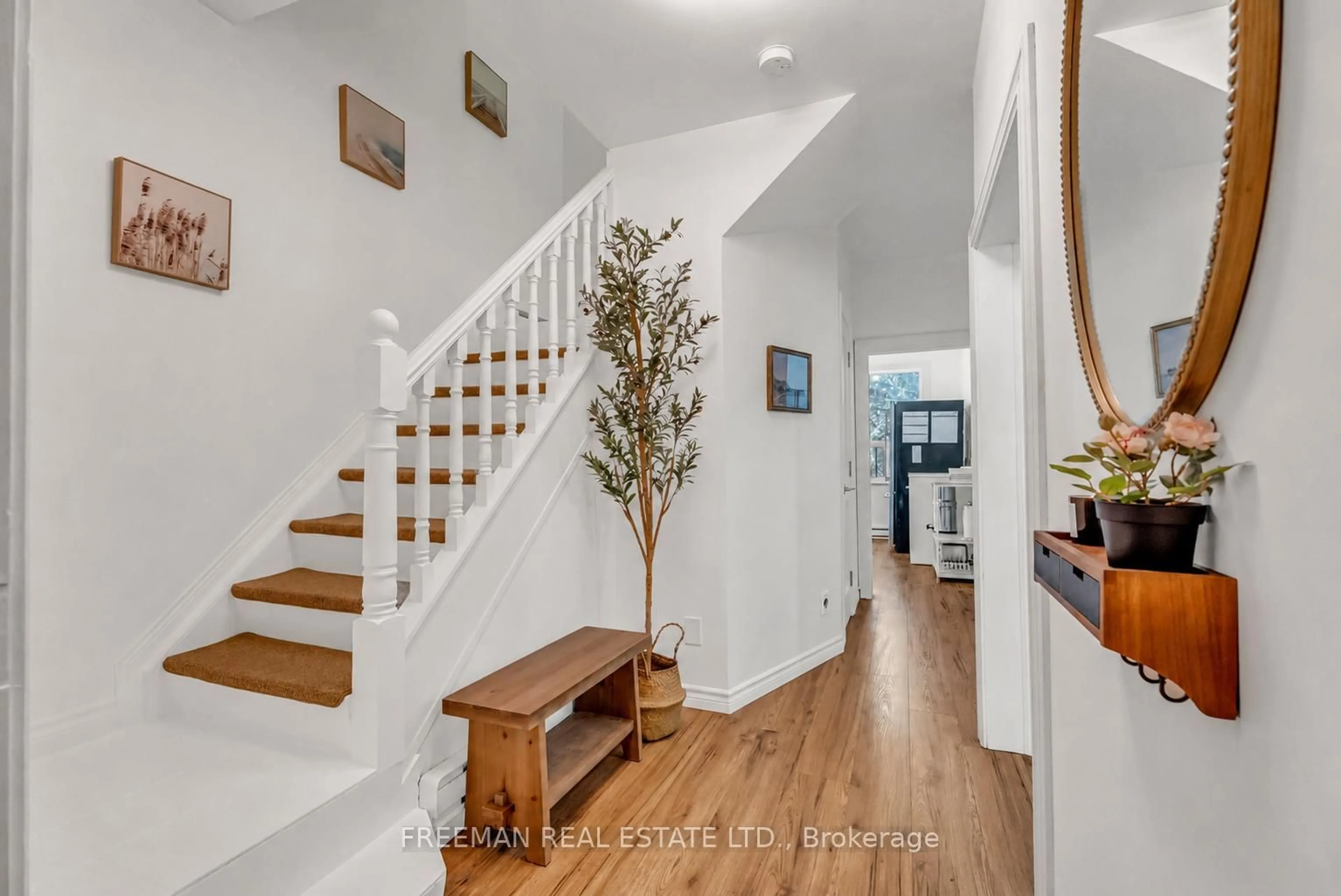 Indoor entryway for 21 London St, Toronto Ontario M6G 1M8