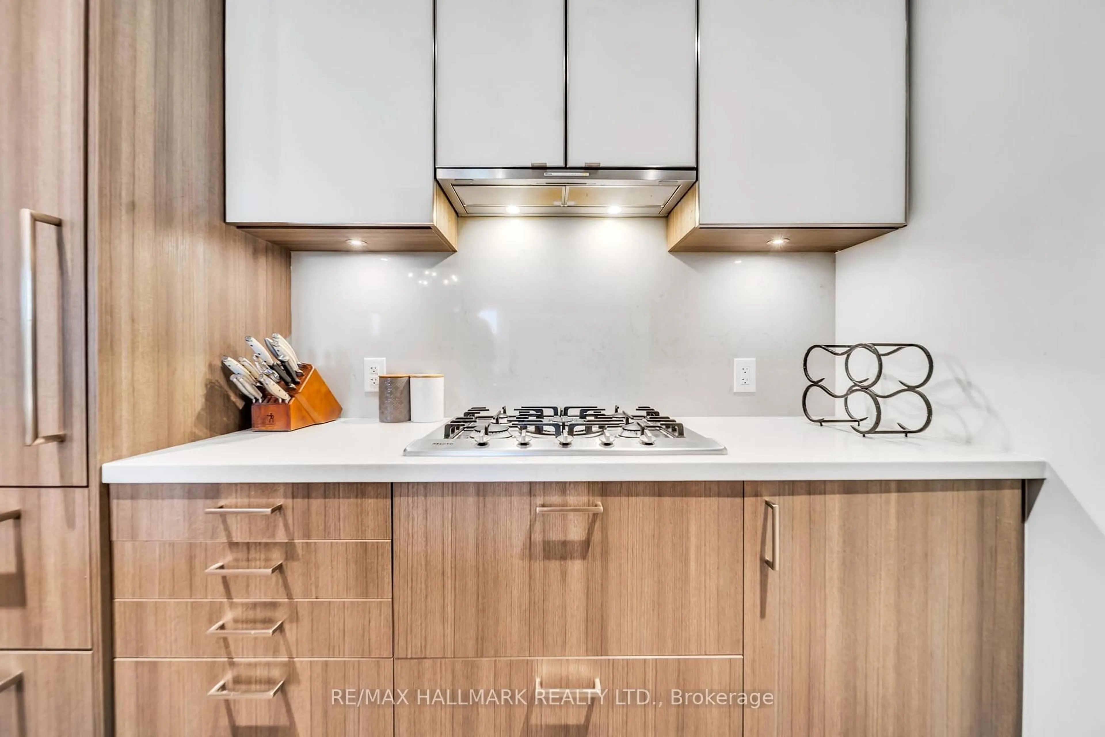 Contemporary kitchen, unknown for 280 Howland Ave #GPH22, Toronto Ontario M5R 0C3