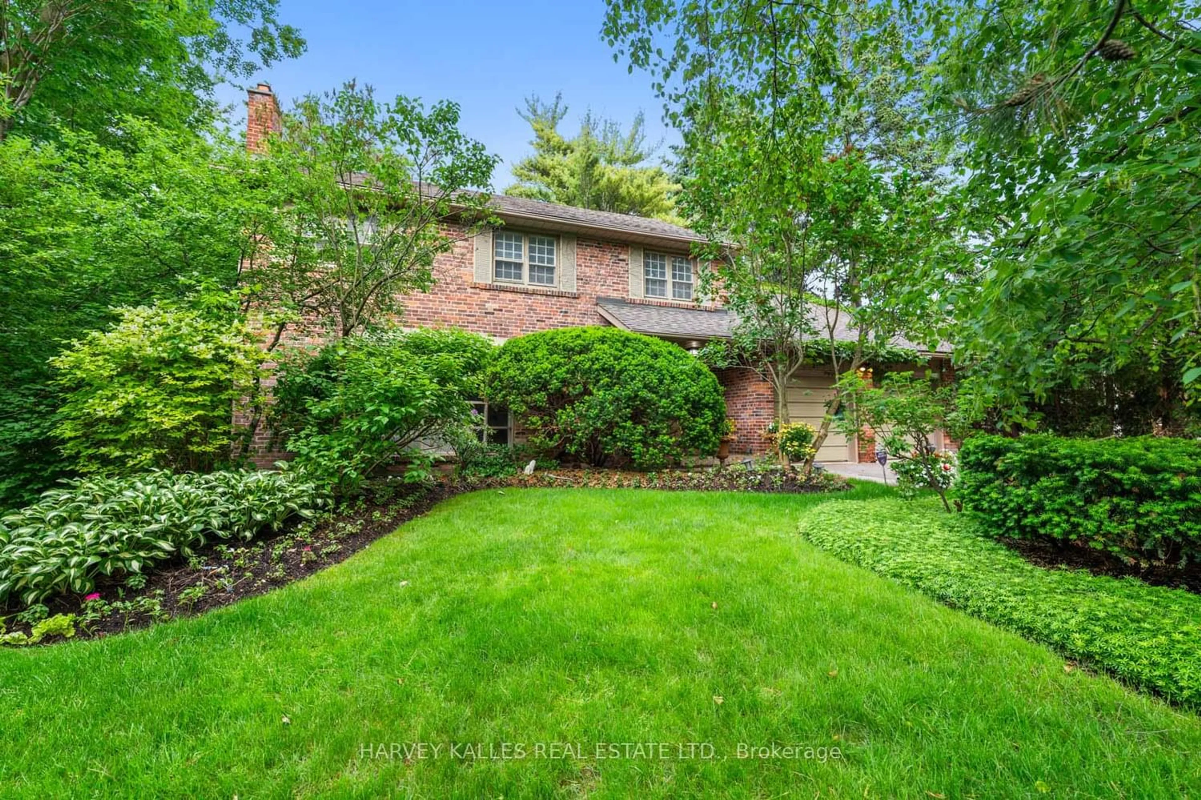 A pic from outside/outdoor area/front of a property/back of a property/a pic from drone, street for 1 Vyner Rd, Toronto Ontario M2L 2N3