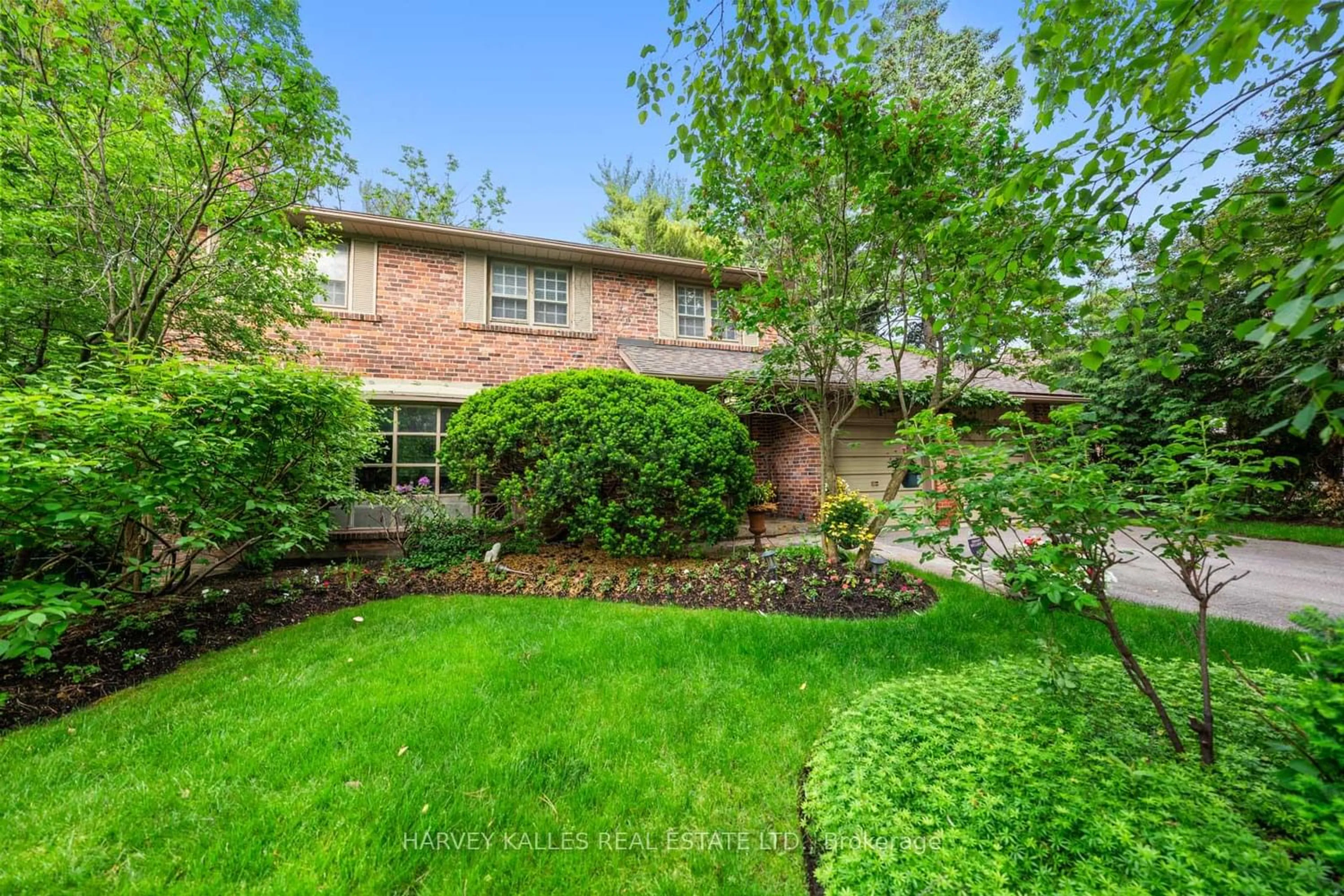 A pic from outside/outdoor area/front of a property/back of a property/a pic from drone, street for 1 Vyner Rd, Toronto Ontario M2L 2N3