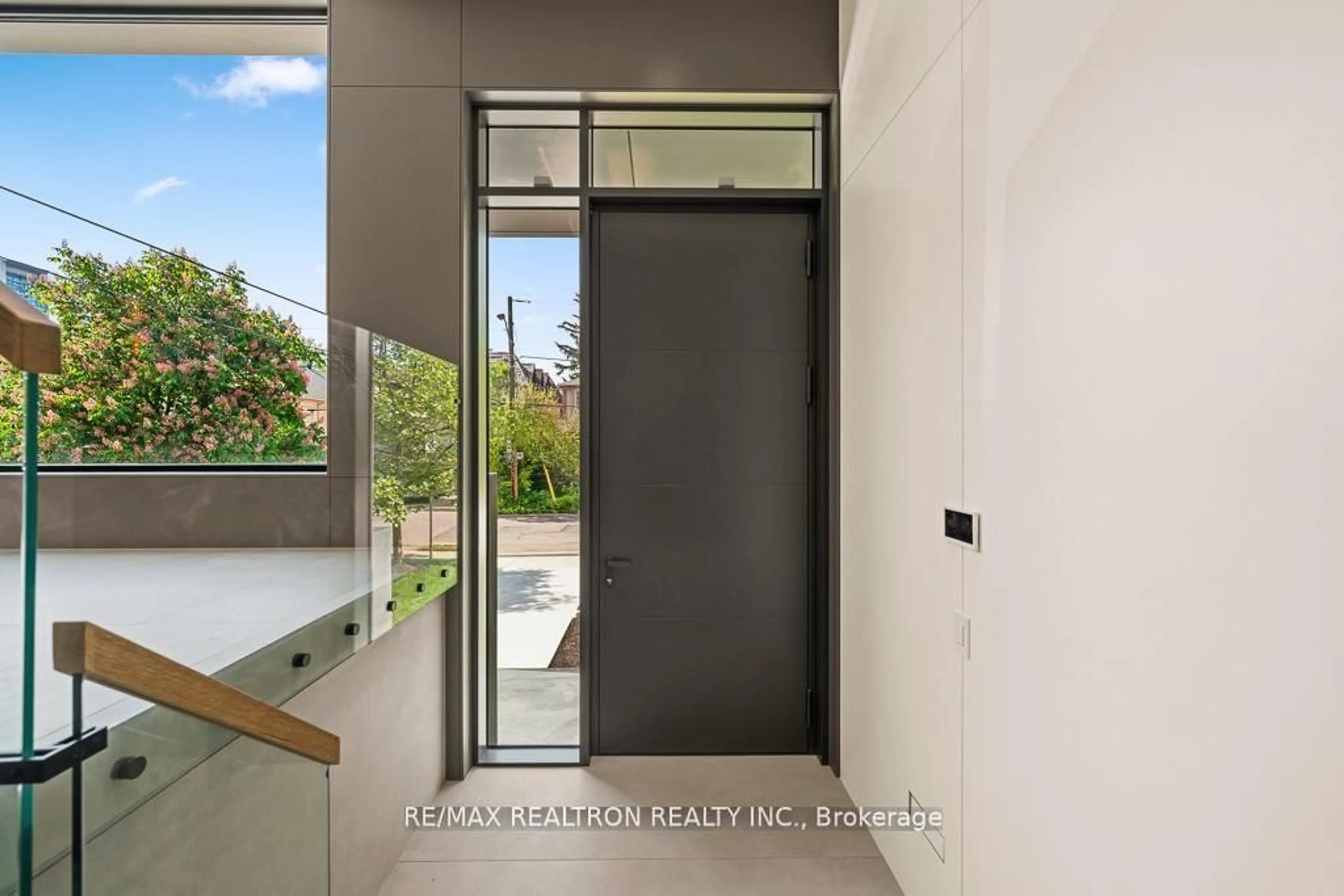 Indoor entryway for 107 Elmwood Ave, Toronto Ontario M2N 3M1