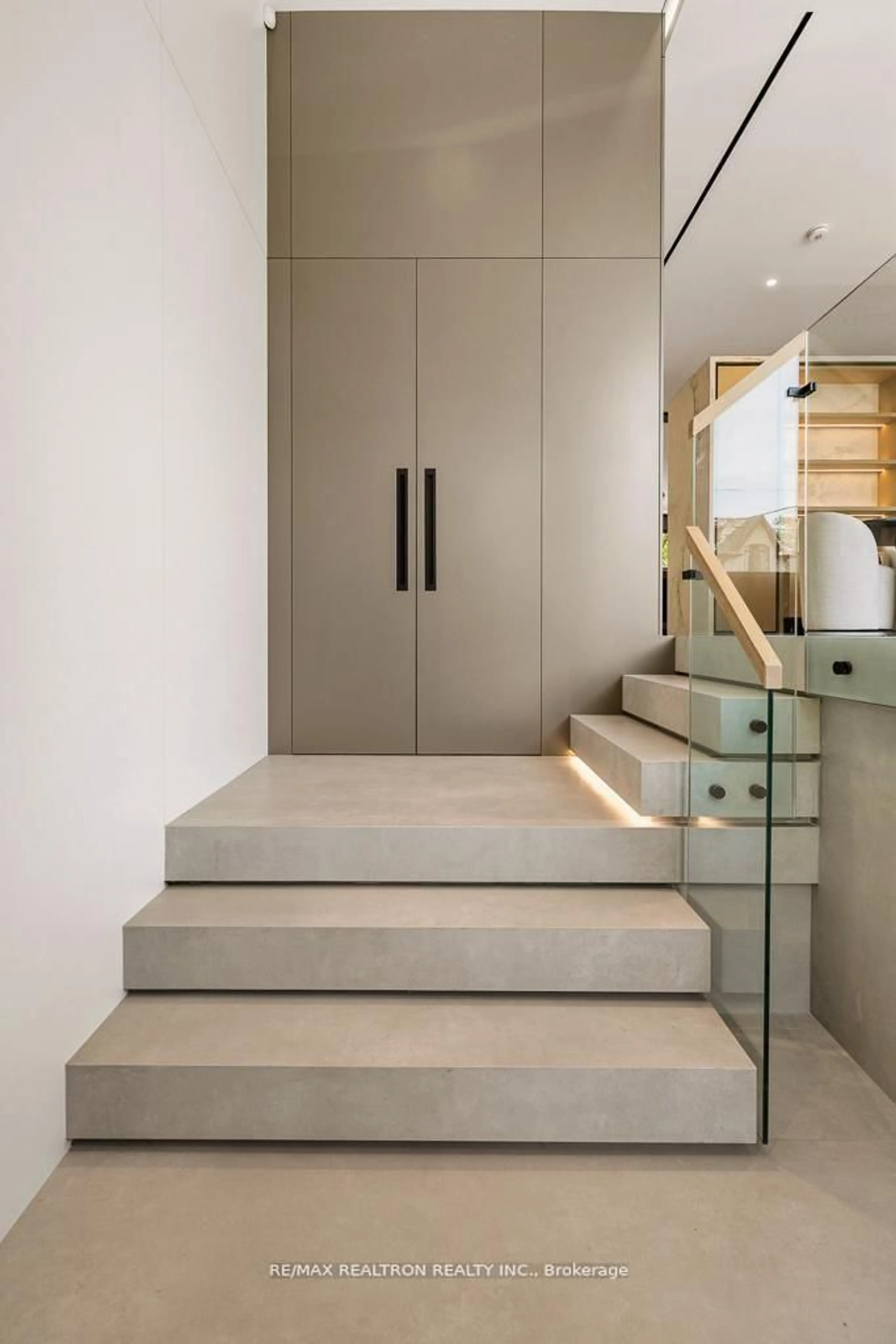 Stairs for 107 Elmwood Ave, Toronto Ontario M2N 3M1