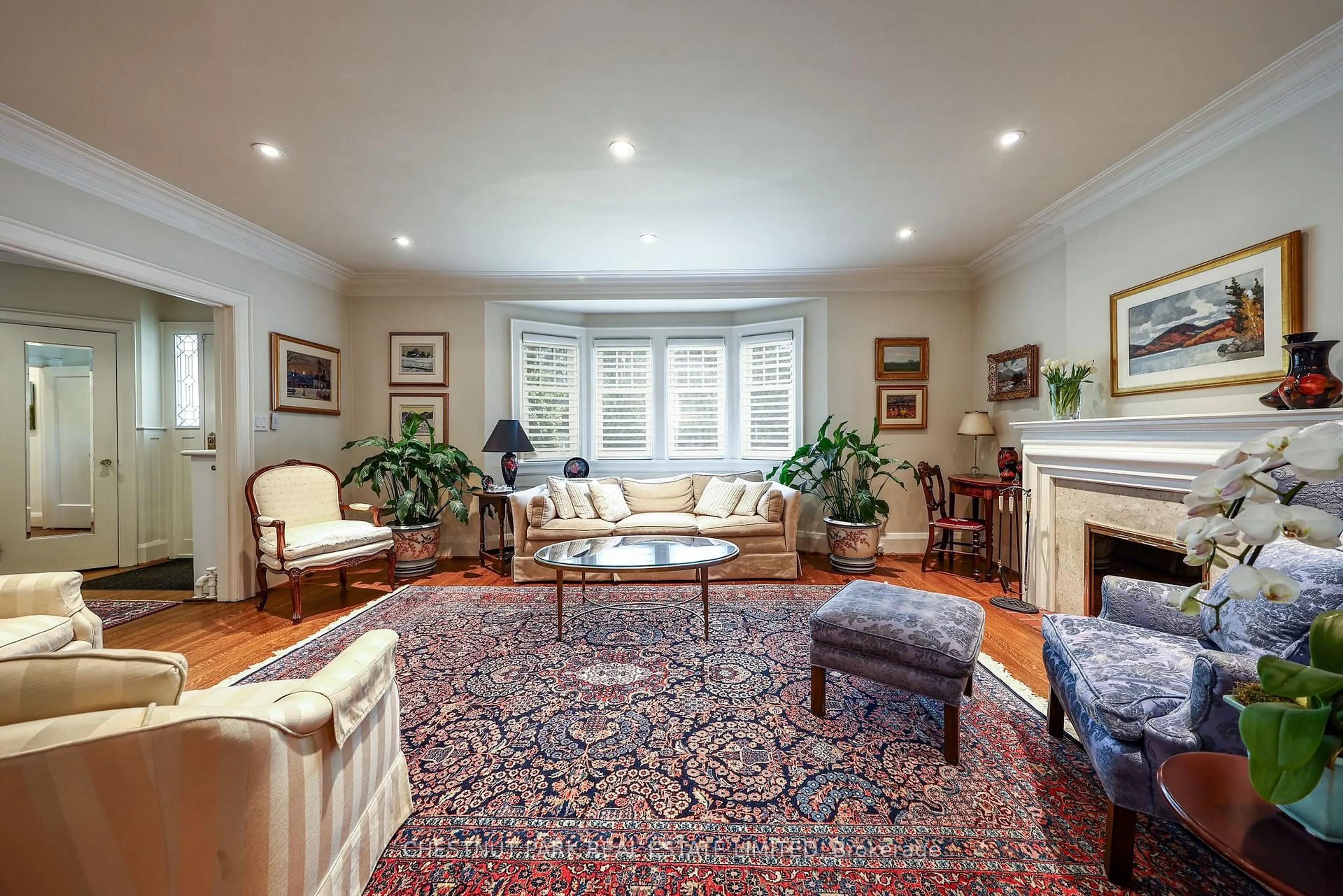 Living room with furniture, carpet floor for 74 Chatsworth Dr, Toronto Ontario M4R 1R7