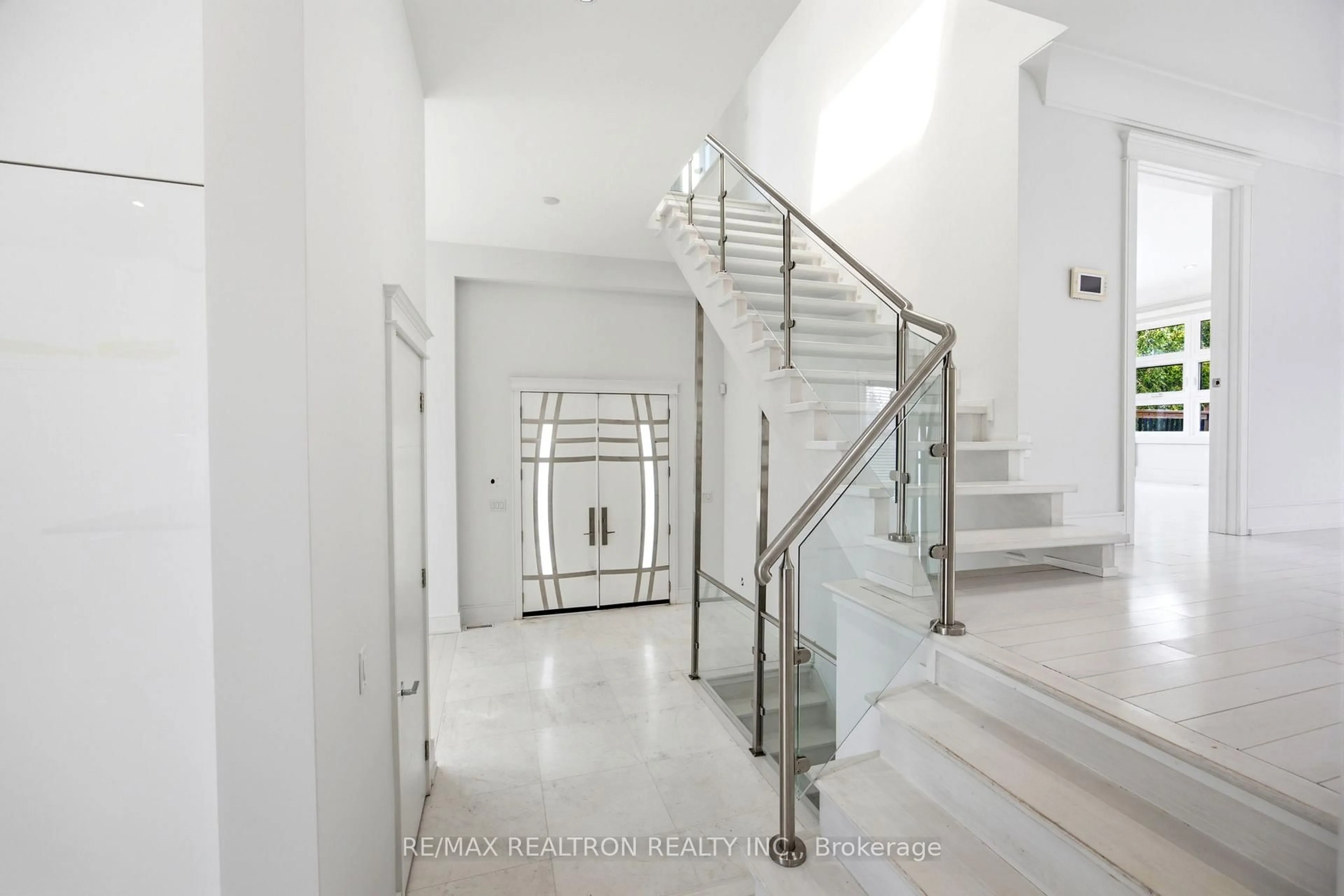 Indoor foyer for 138 Almore Ave, Toronto Ontario M3H 2H8