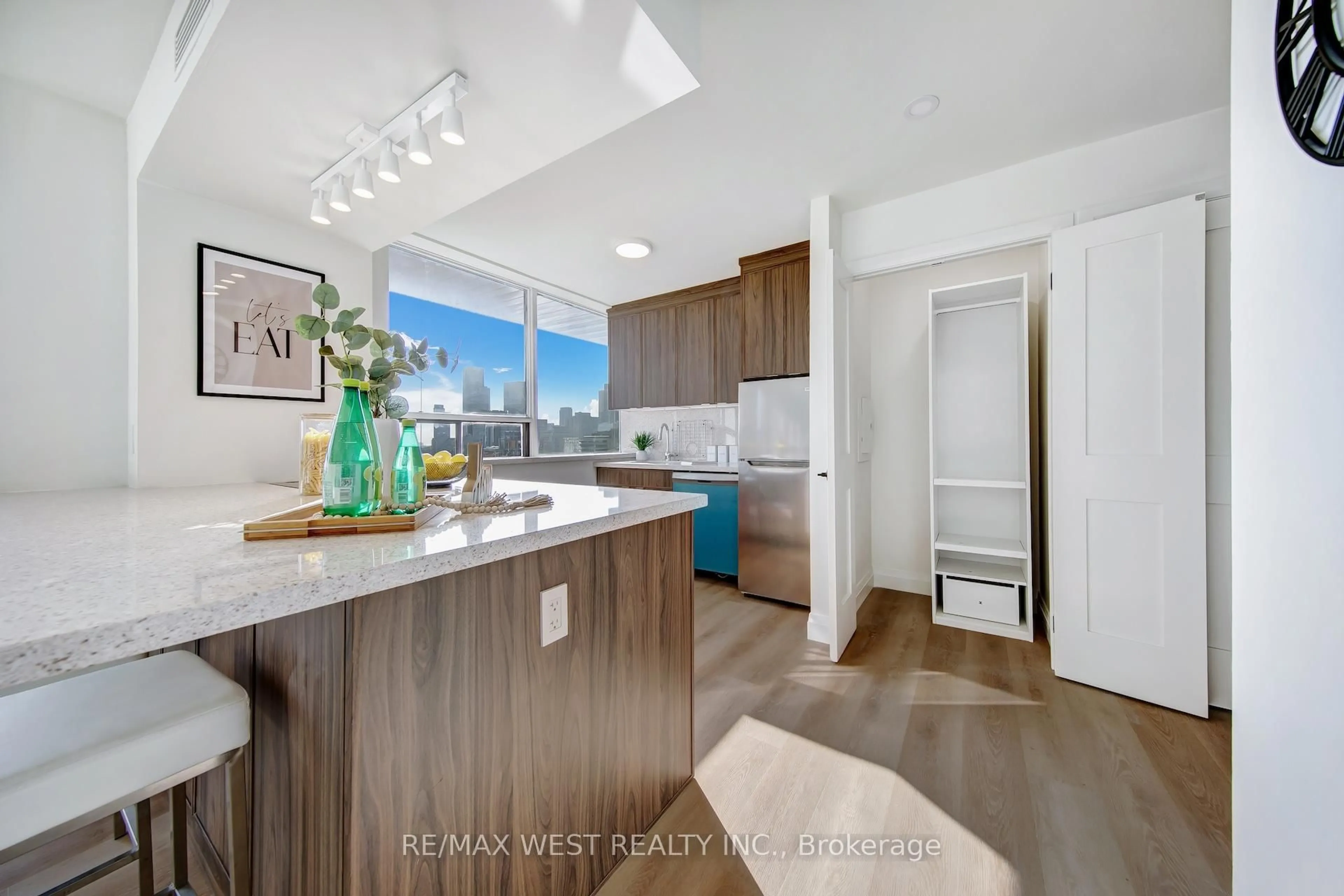Open concept kitchen, unknown for 914 Yonge St #1202, Toronto Ontario M4W 3C8