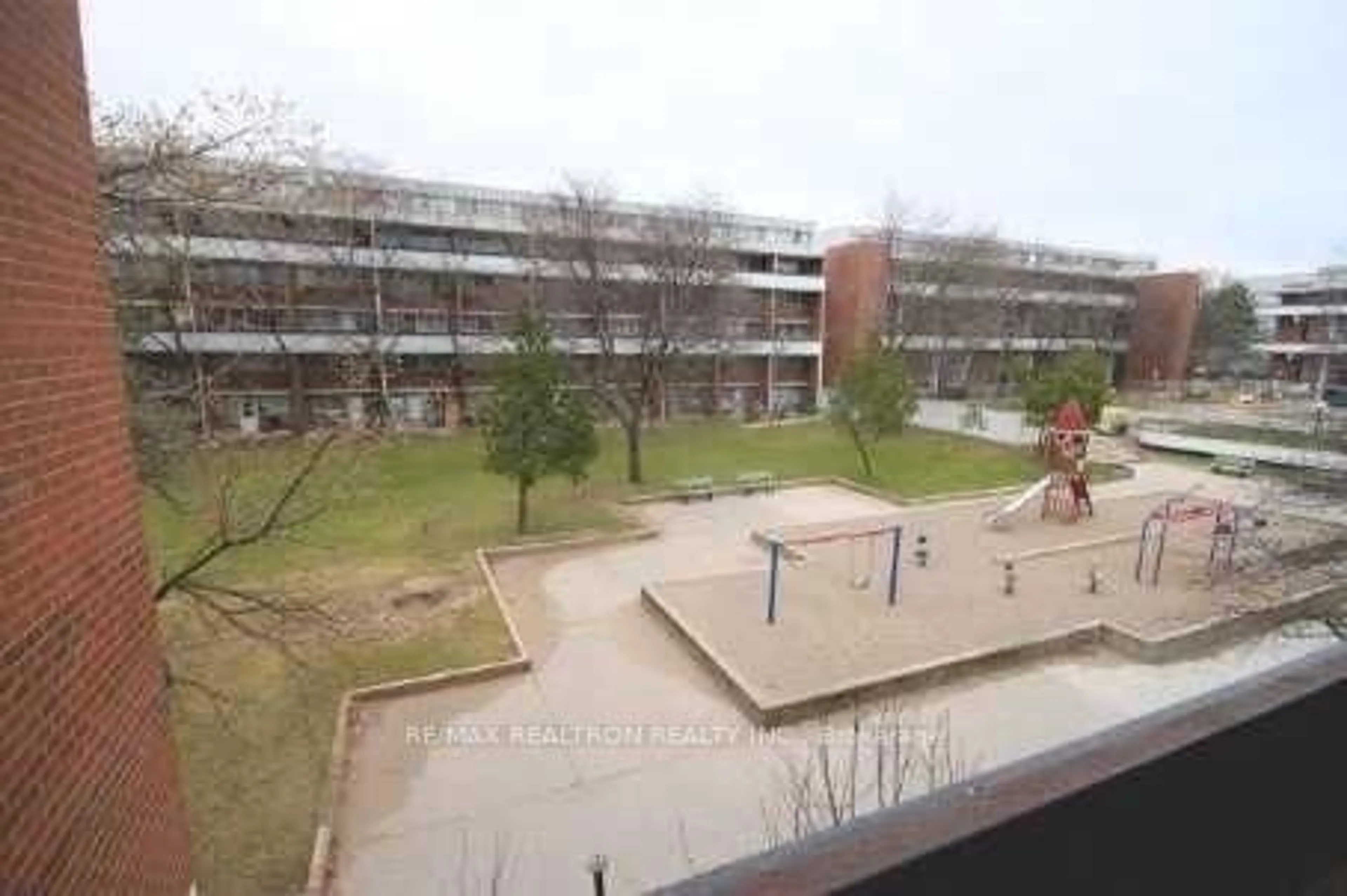 Unknown for 125 Leeward Glwy #112, Toronto Ontario M3C 2Z6
