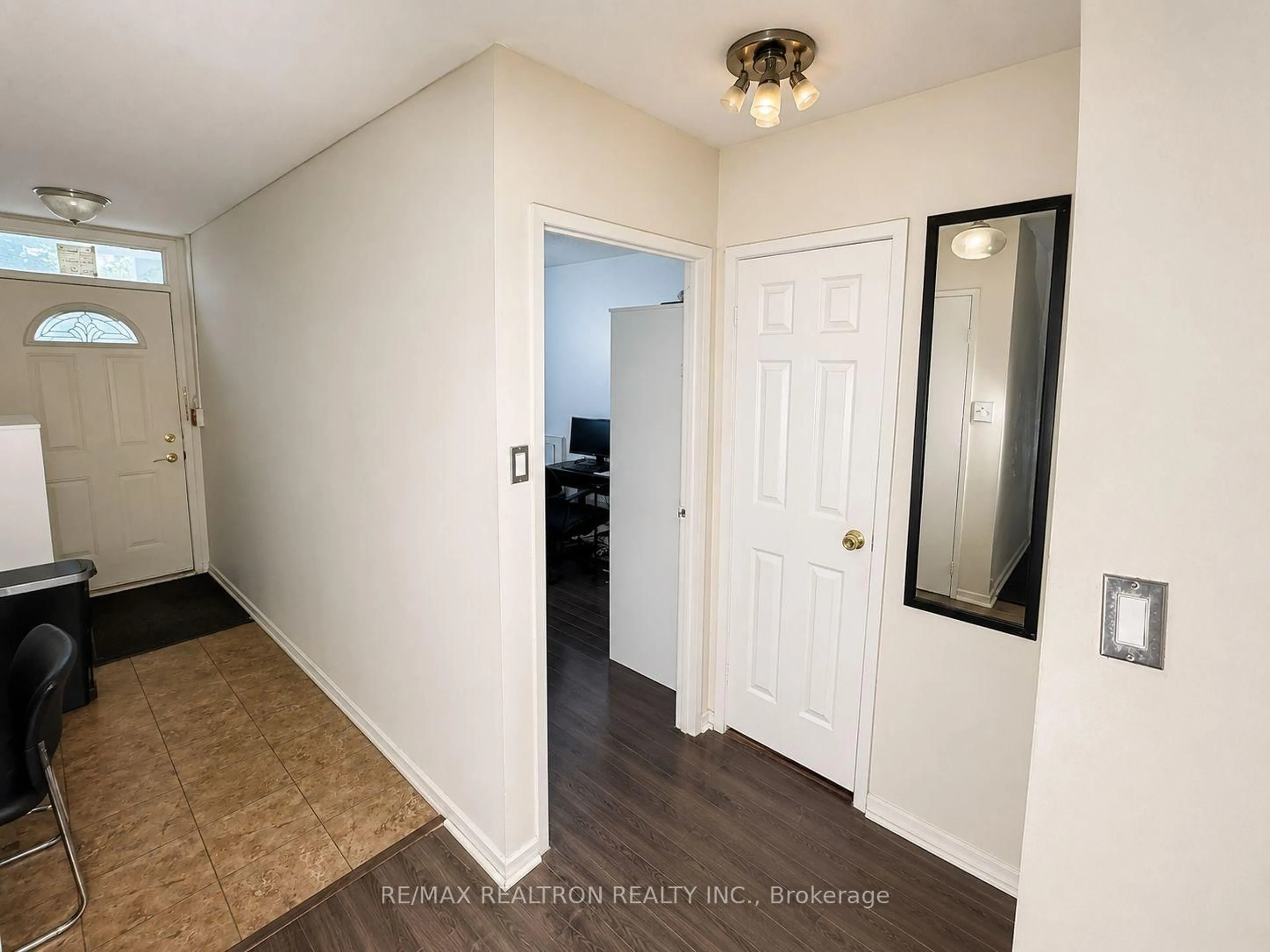 Indoor entryway for 125 Leeward Glwy #112, Toronto Ontario M3C 2Z6