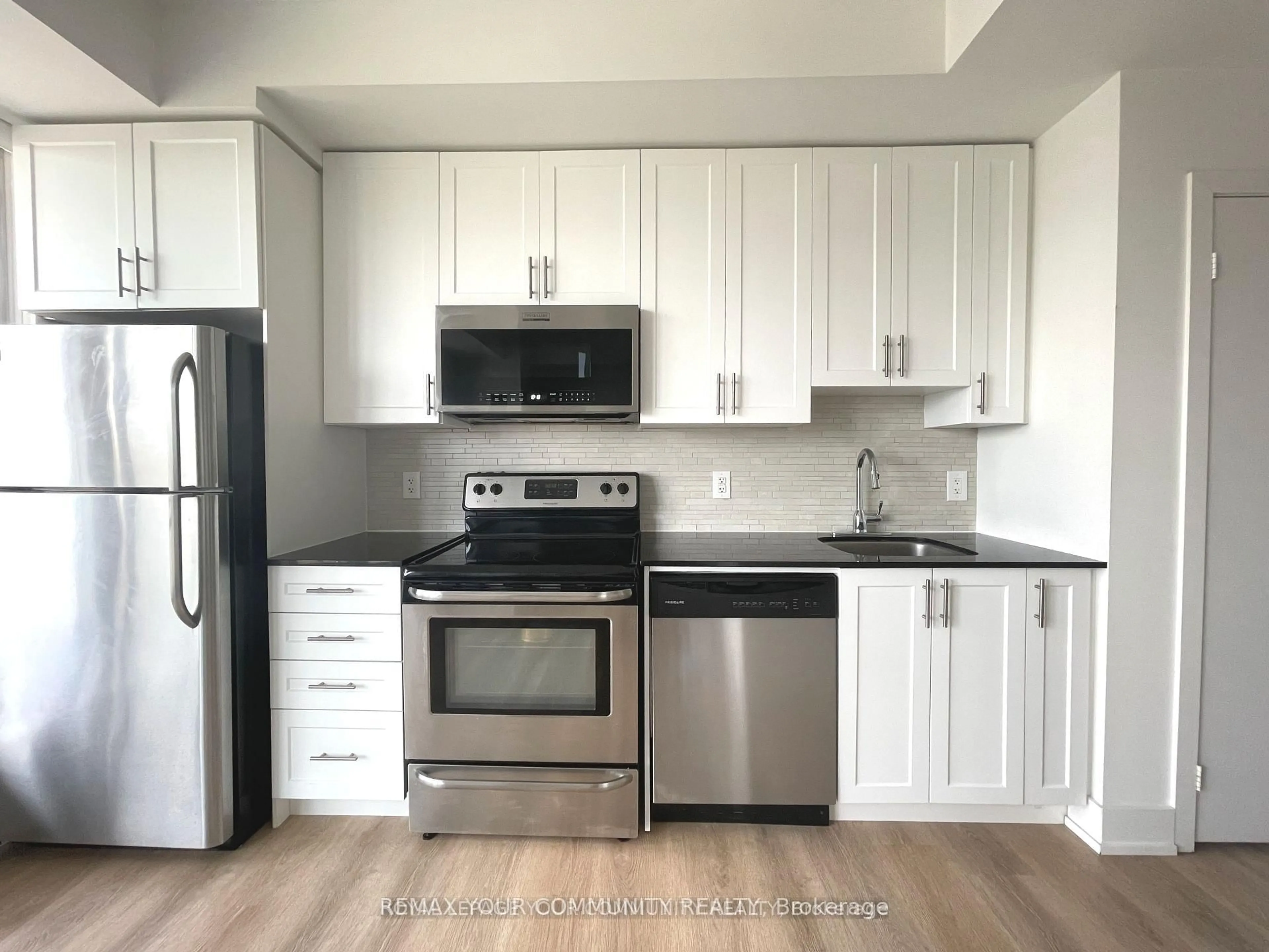 Standard kitchen, wood/laminate floor for 225 Sackville St #1511, Toronto Ontario M5A 0B9