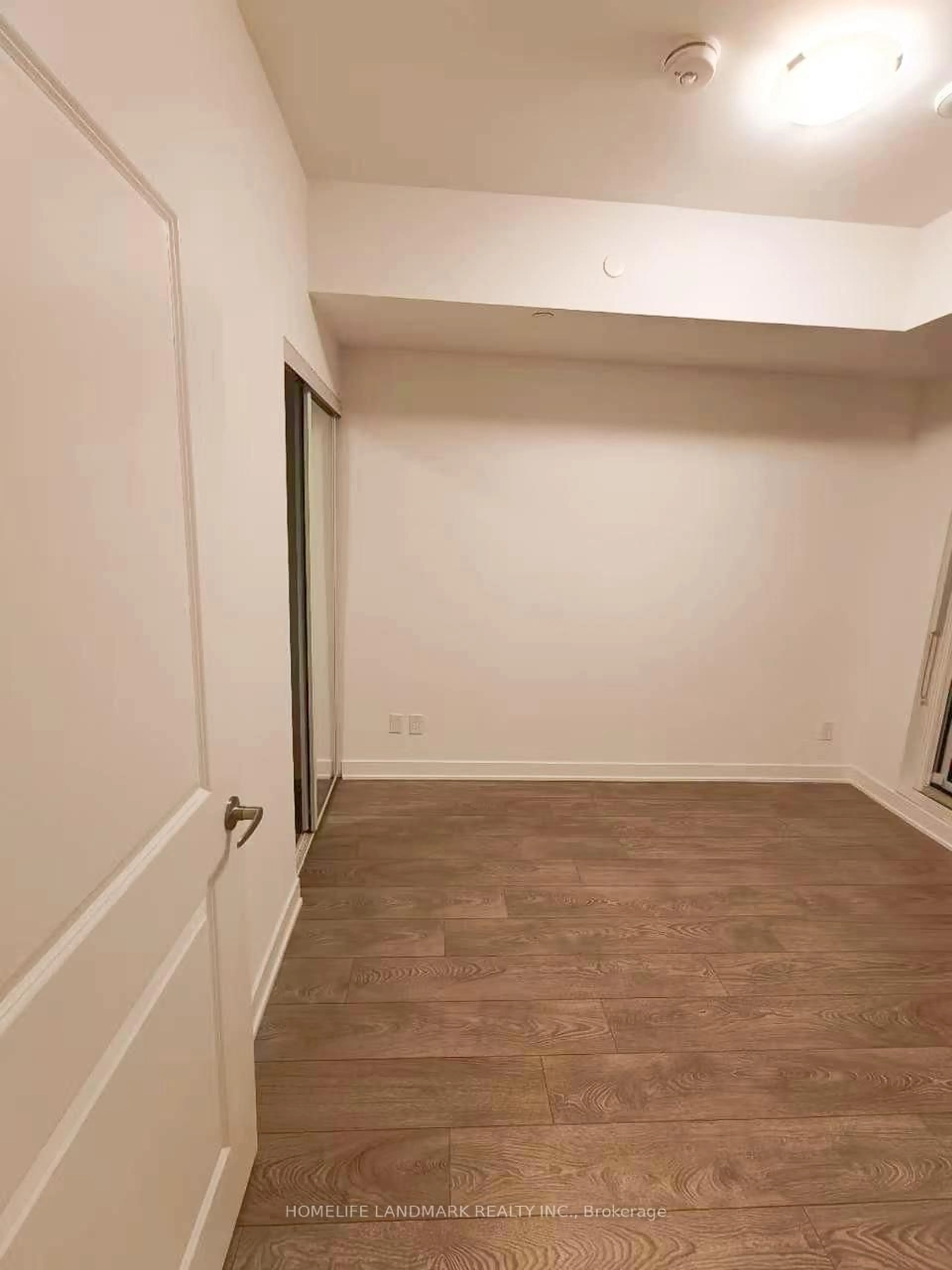 A pic of a room for 543 Richmond St #814, Toronto Ontario M5V 1Y6