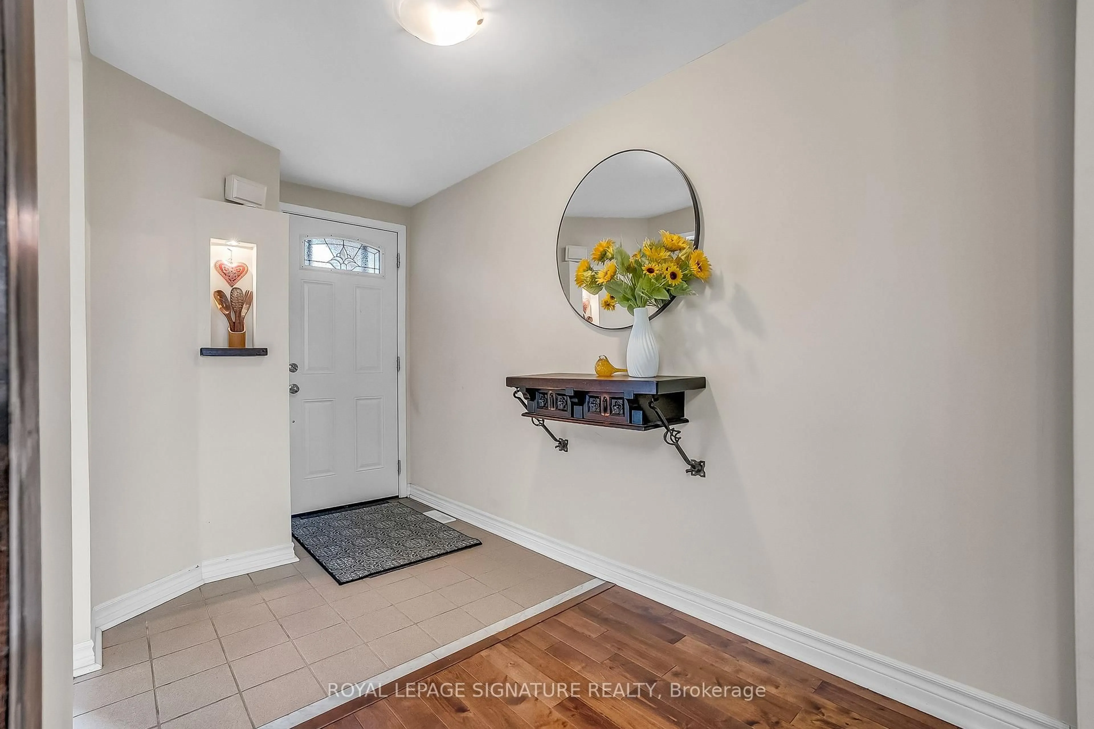 Indoor entryway for 94 Dutch Myrtle Way, Toronto Ontario M3B 3K8
