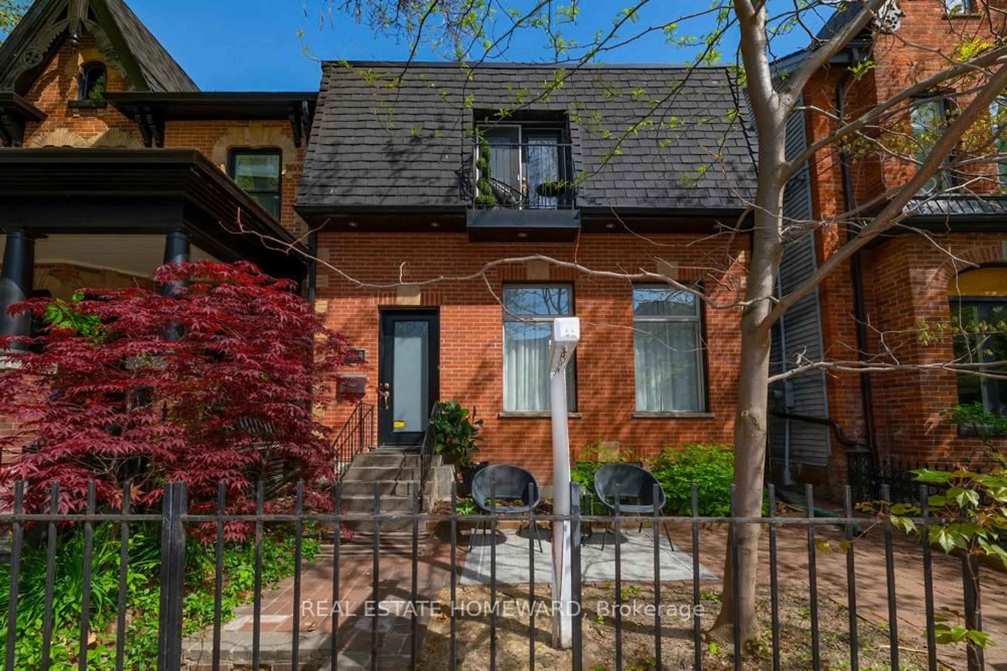 Home with brick exterior material, street for 136 Spruce St, Toronto Ontario M5A 2J5