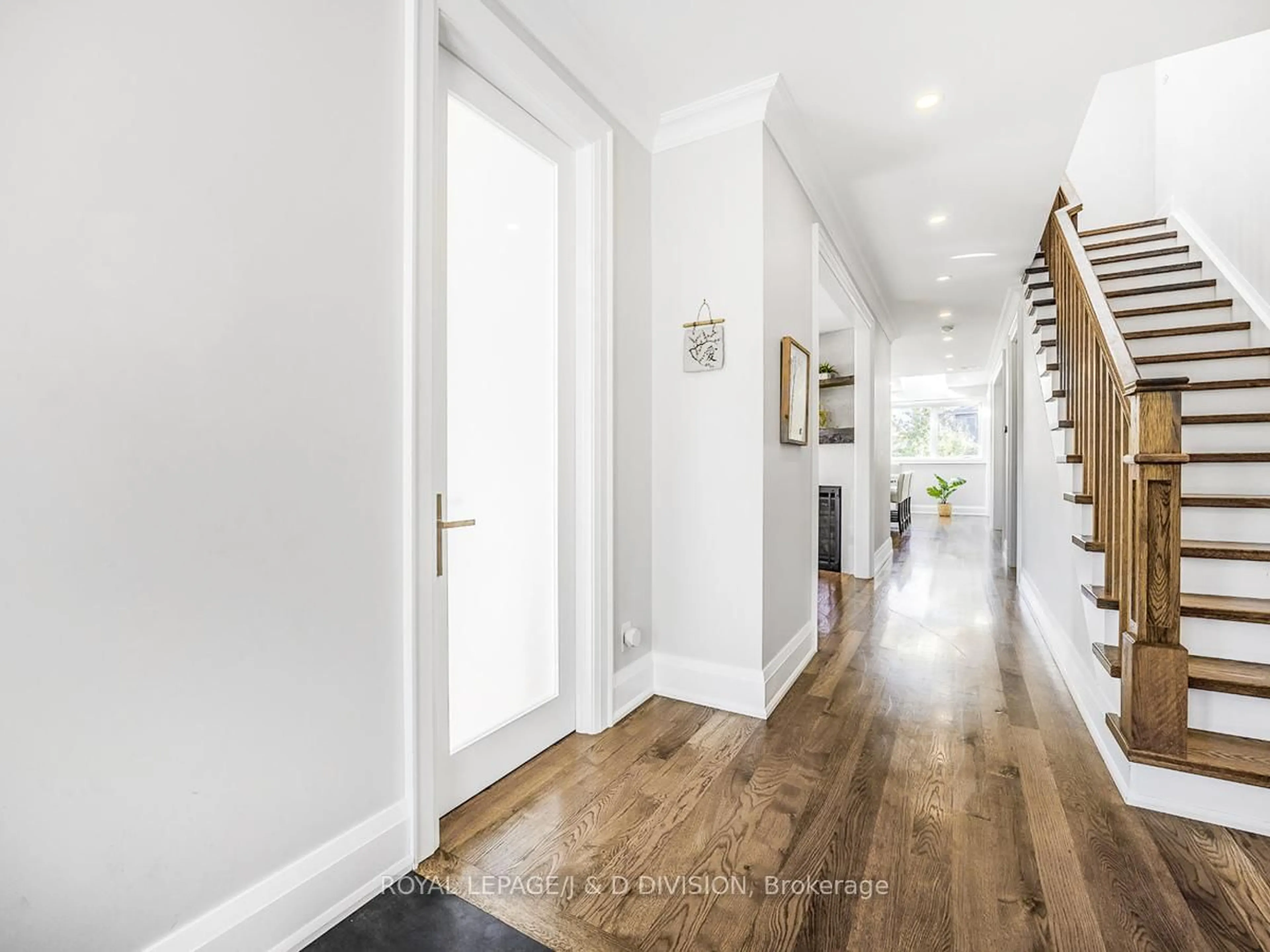 Indoor entryway for 30 Broadleaf Rd, Toronto Ontario M3B 1C2