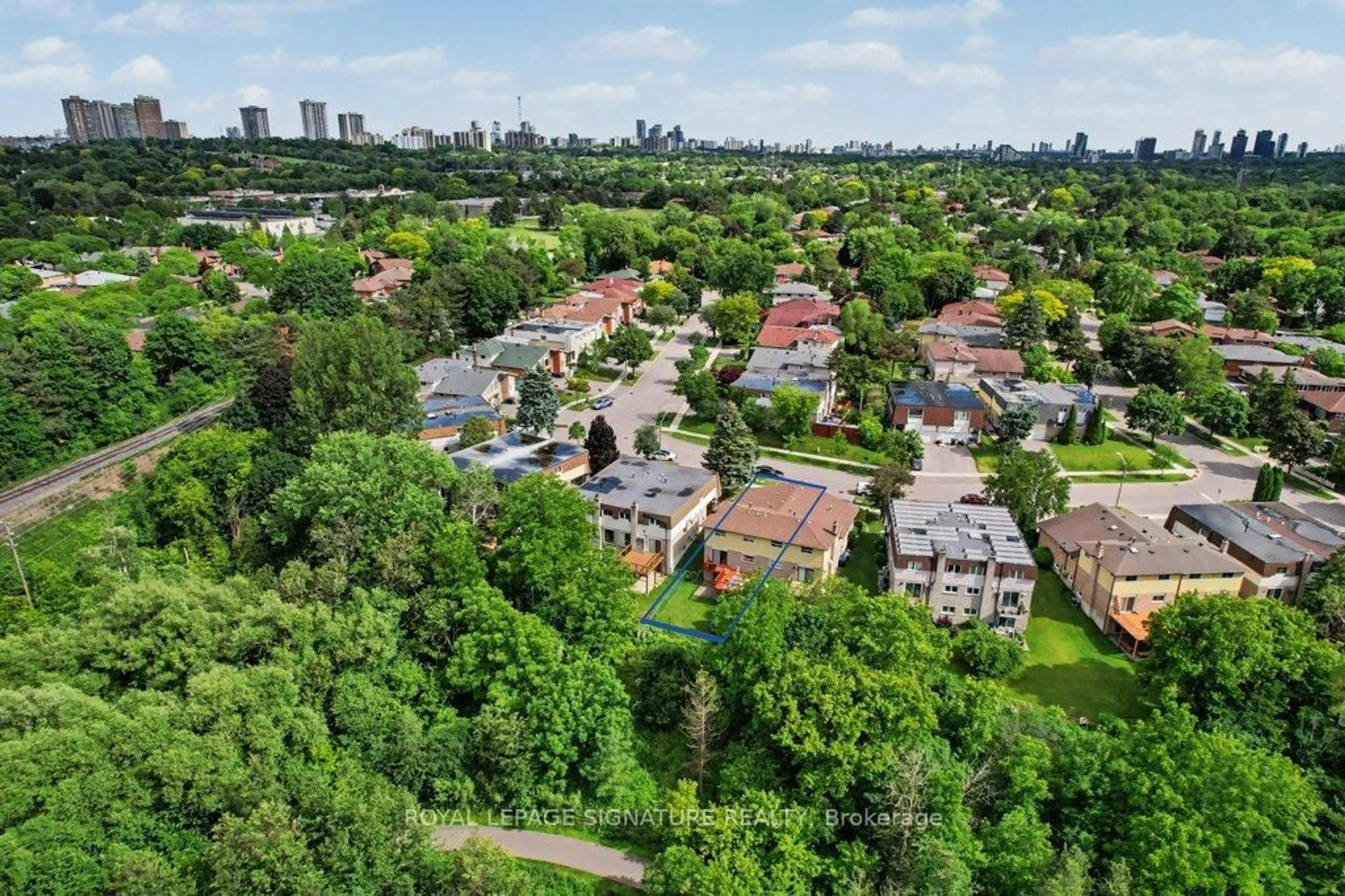 A pic from outside/outdoor area/front of a property/back of a property/a pic from drone, city buildings view from balcony for 71 Yatesbury Rd, Toronto Ontario M2H 1G1