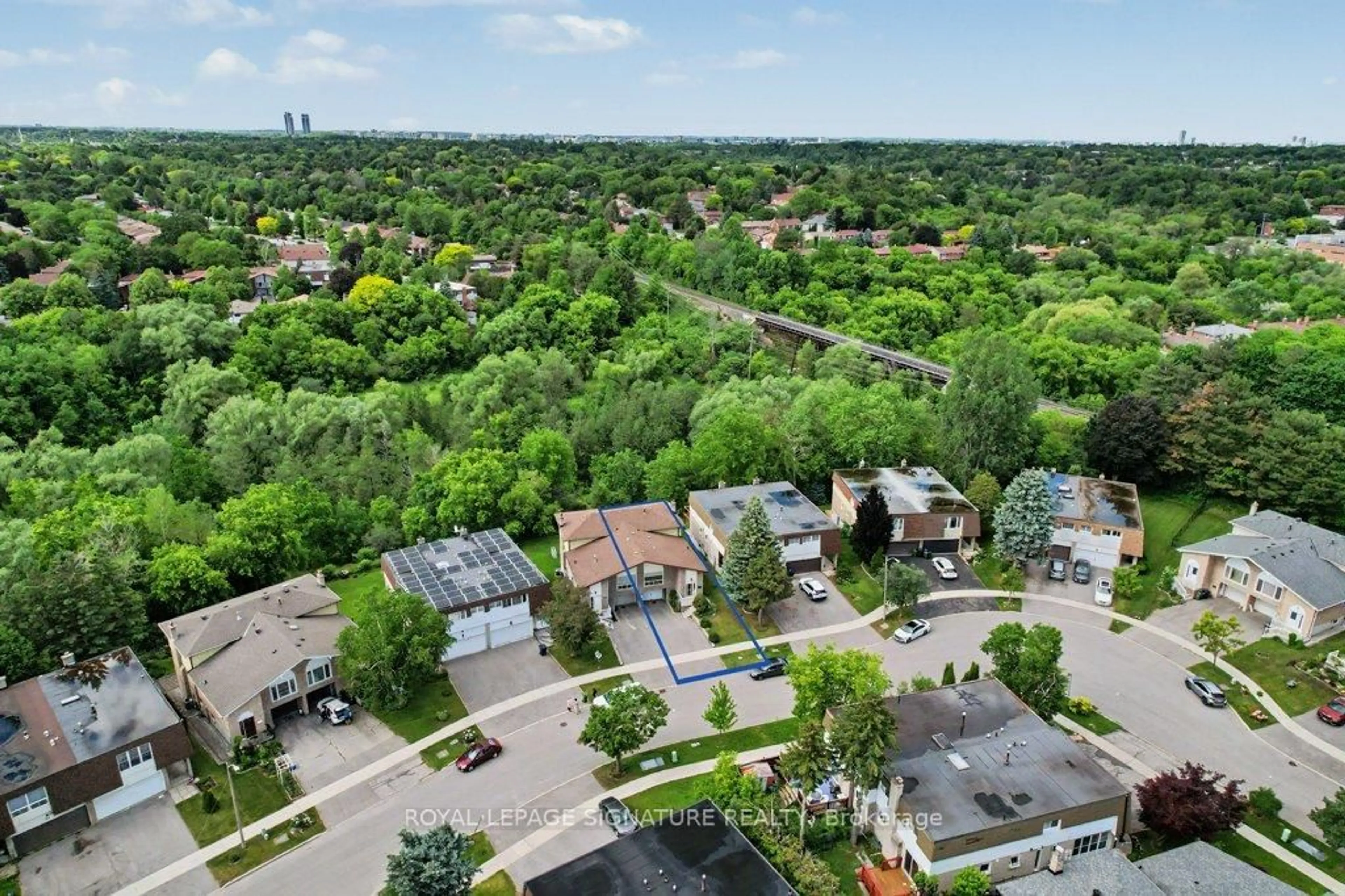 A pic from outside/outdoor area/front of a property/back of a property/a pic from drone, unknown for 71 Yatesbury Rd, Toronto Ontario M2H 1G1