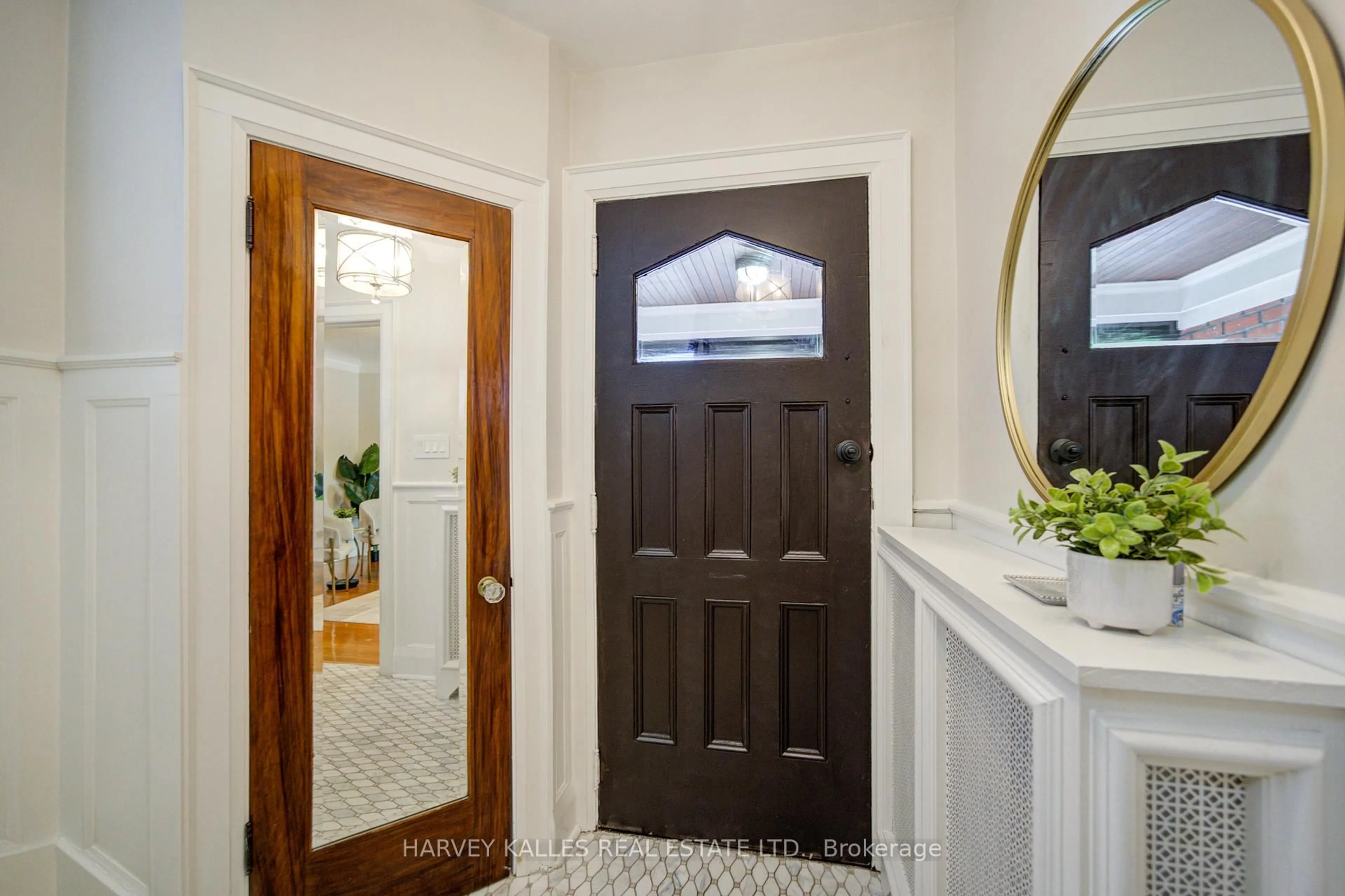 Indoor entryway for 62 Roe Ave, Toronto Ontario M5M 2H7
