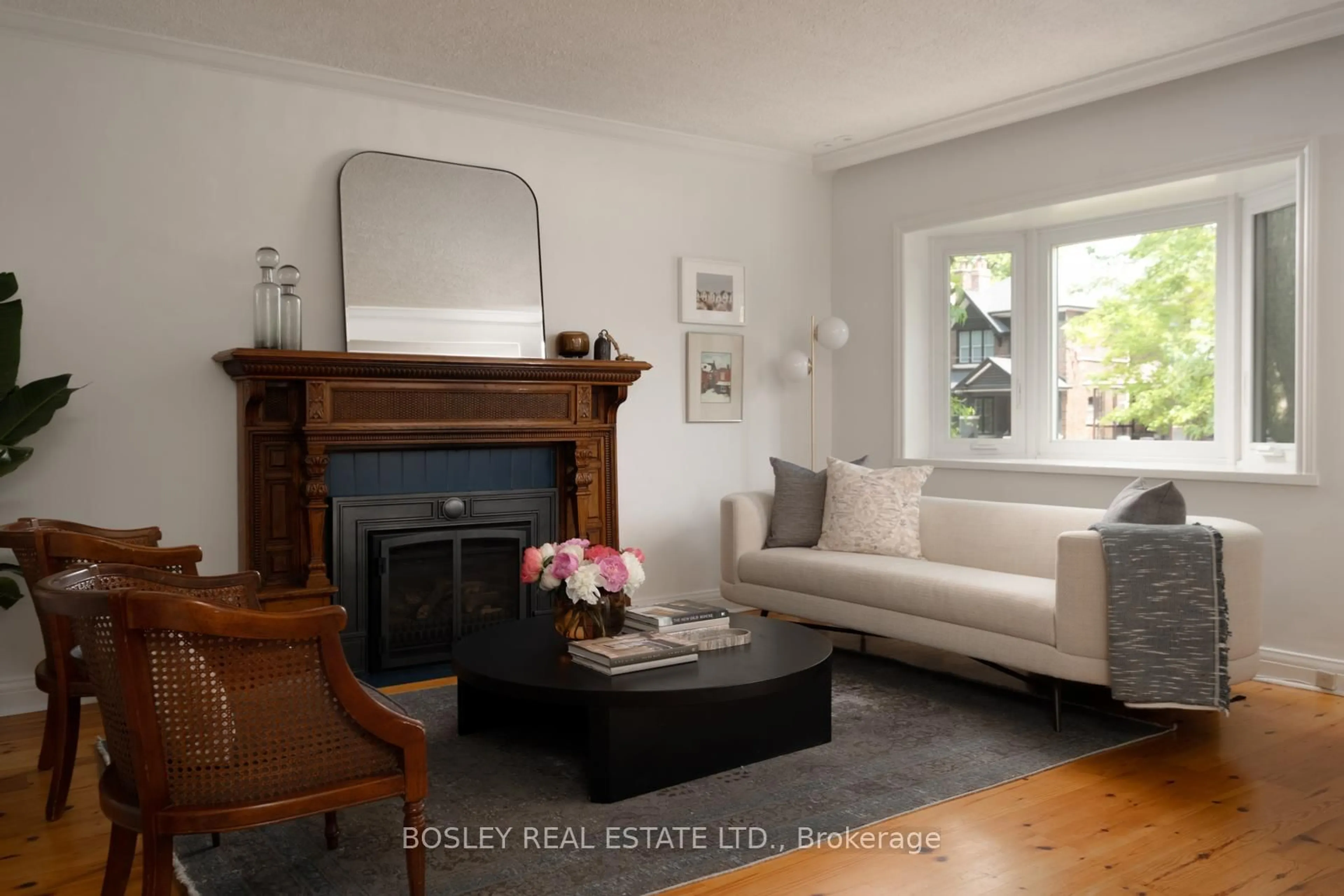 Living room with furniture, wood/laminate floor for 2 Roseneath Gdns, Toronto Ontario M6C 3X6