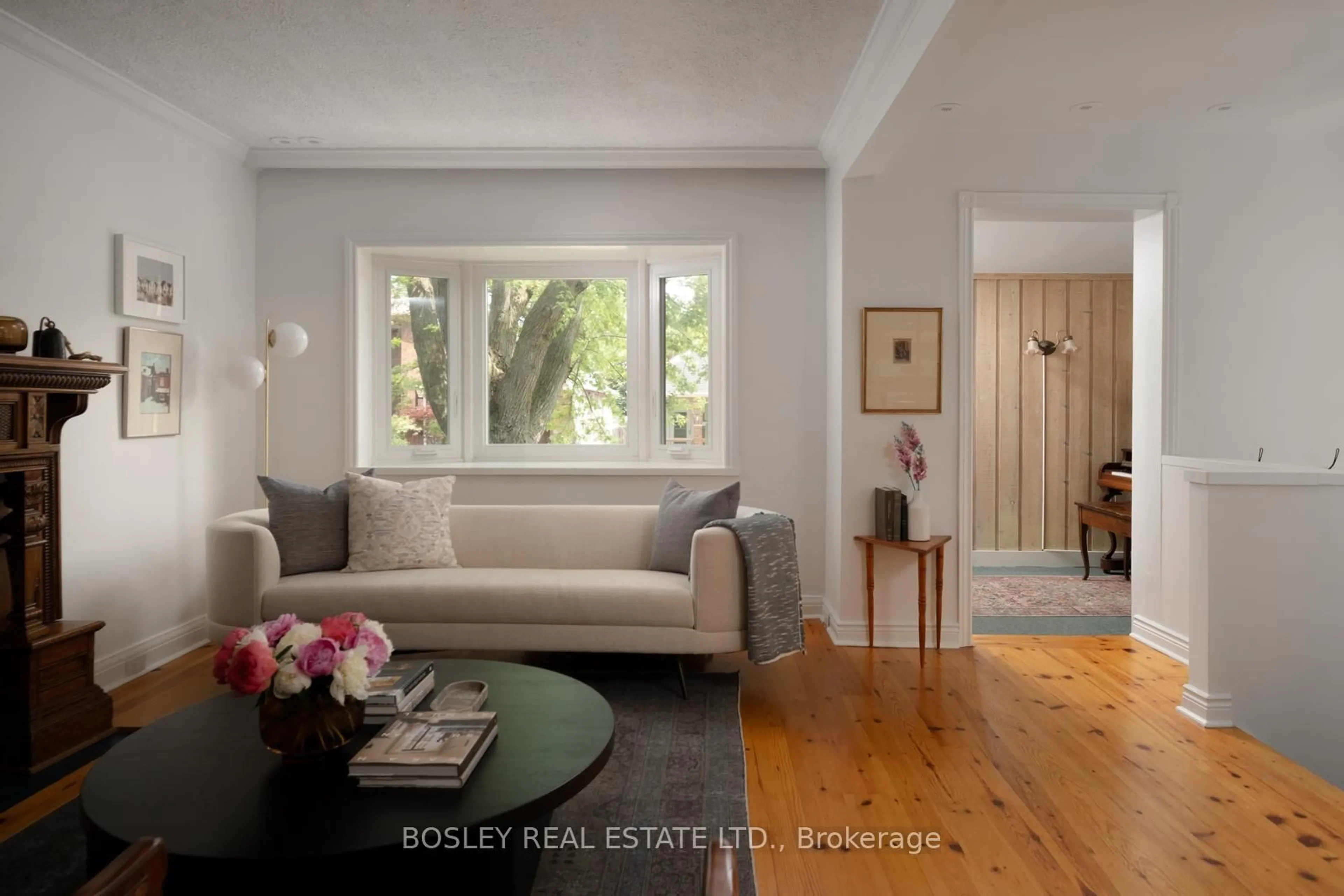 Living room with furniture, unknown for 2 Roseneath Gdns, Toronto Ontario M6C 3X6