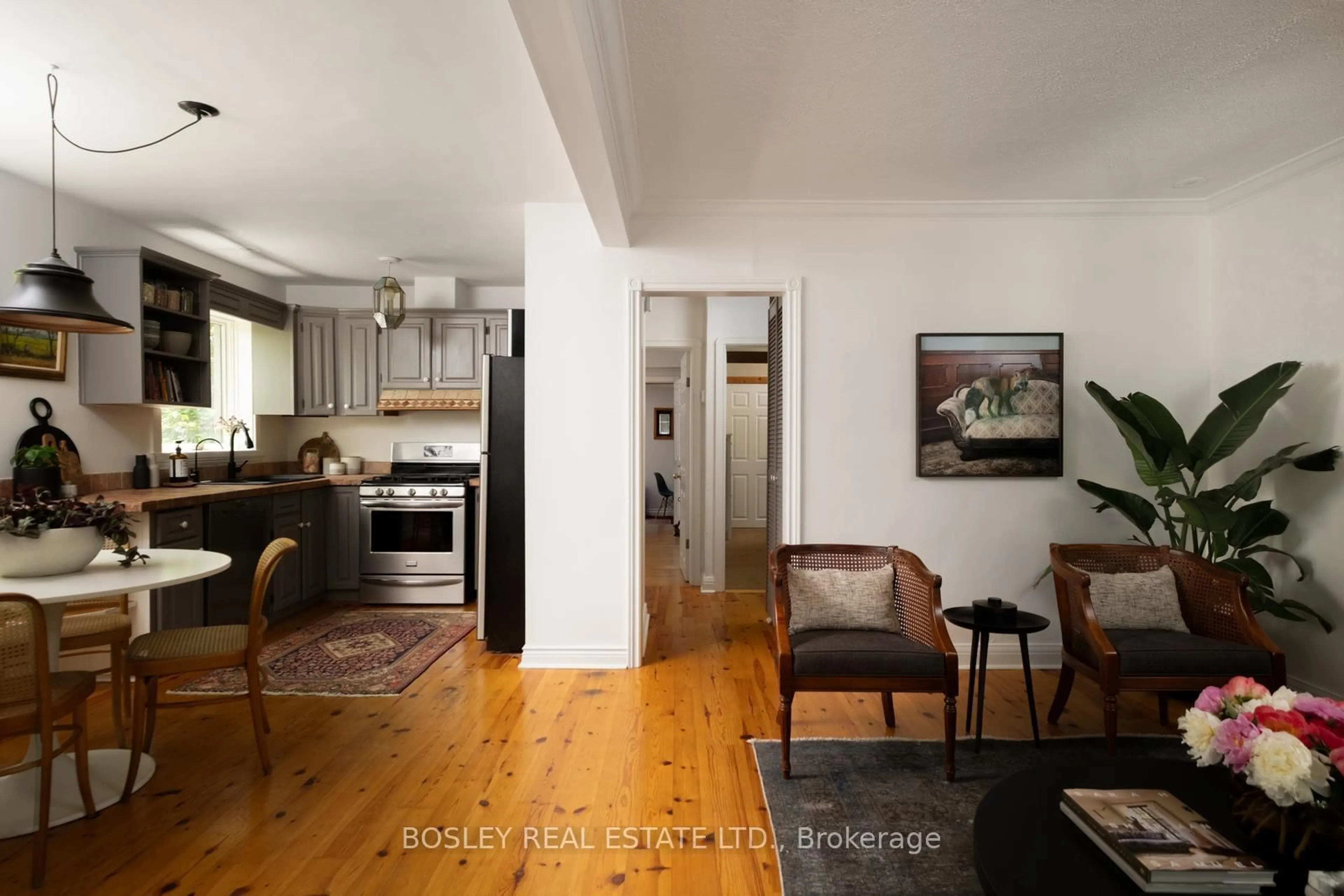 Open concept kitchen, wood/laminate floor for 2 Roseneath Gdns, Toronto Ontario M6C 3X6