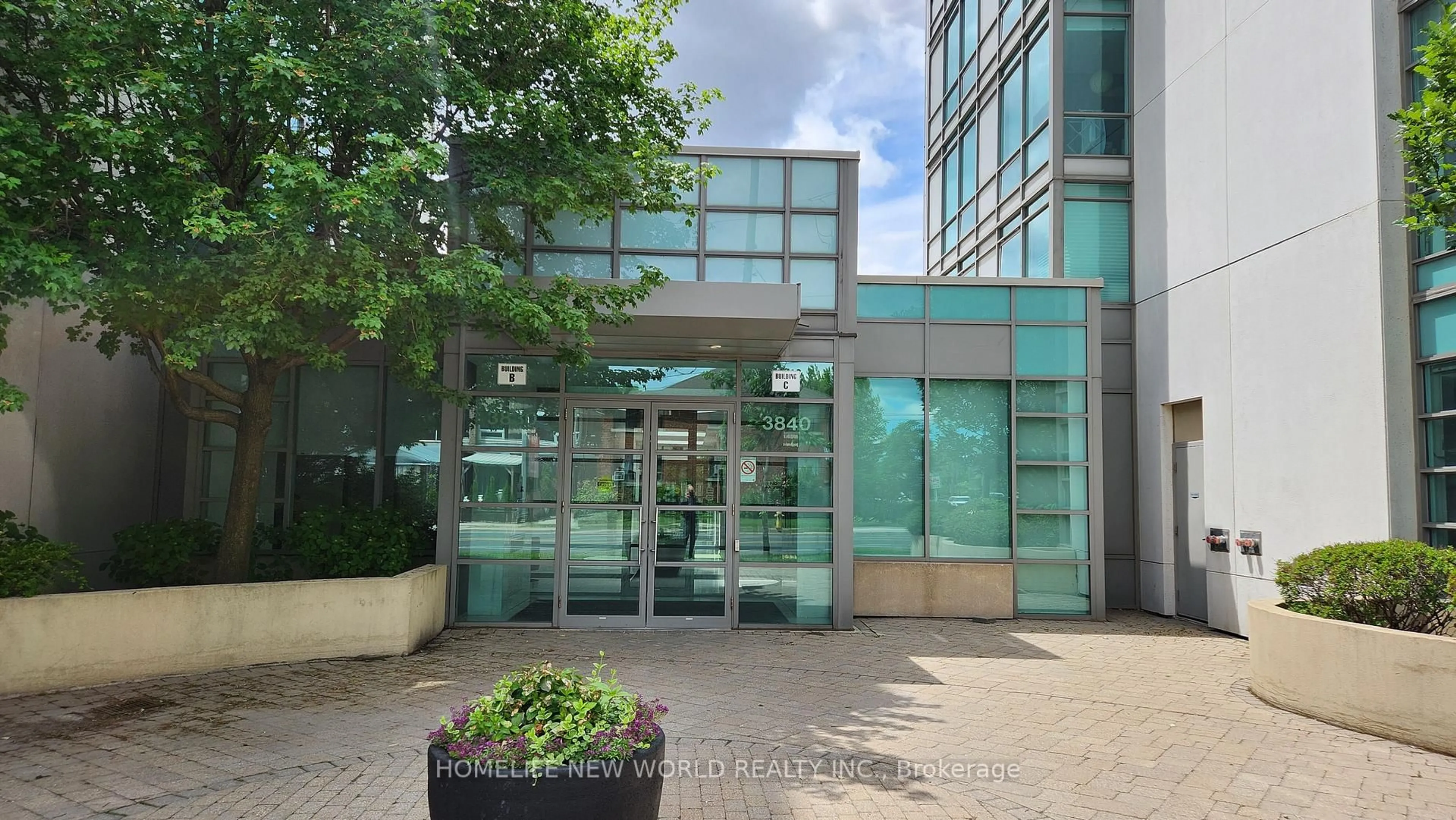 Indoor foyer for 3830 Bathurst St #404, Toronto Ontario M3H 6C5