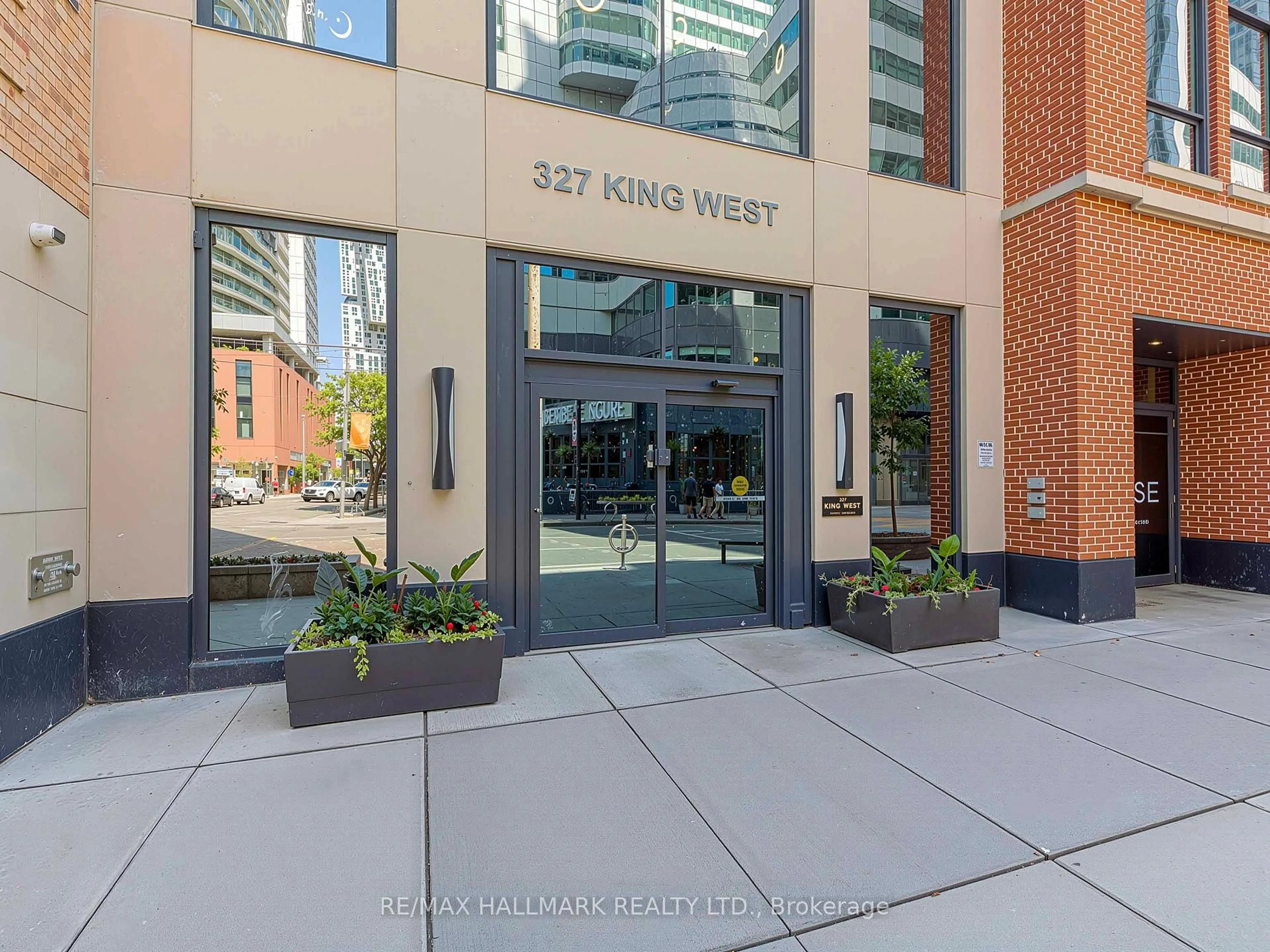 Indoor foyer for 327 King St #1703, Toronto Ontario M5V 0W7