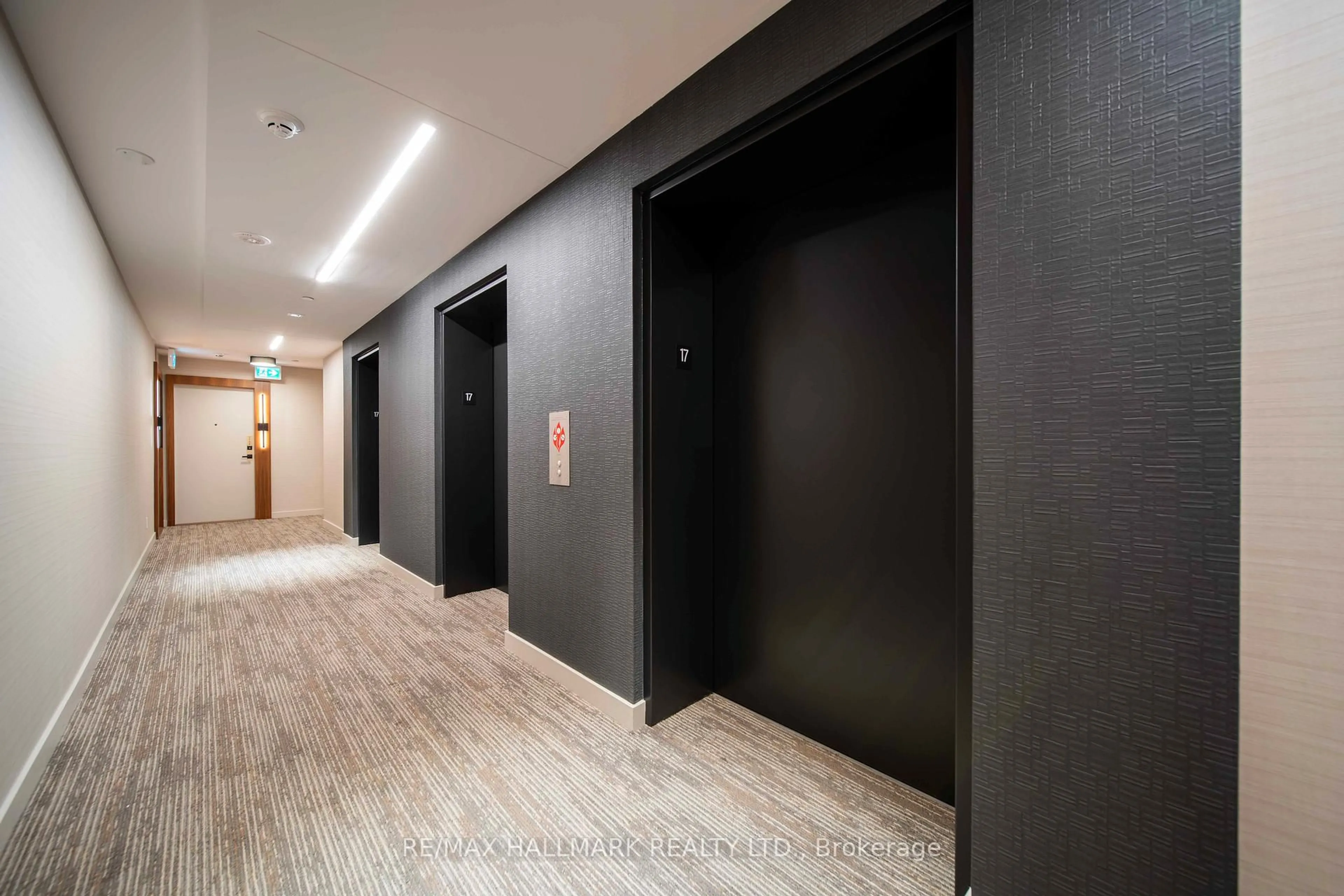 Indoor foyer for 327 King St #1703, Toronto Ontario M5V 0W7