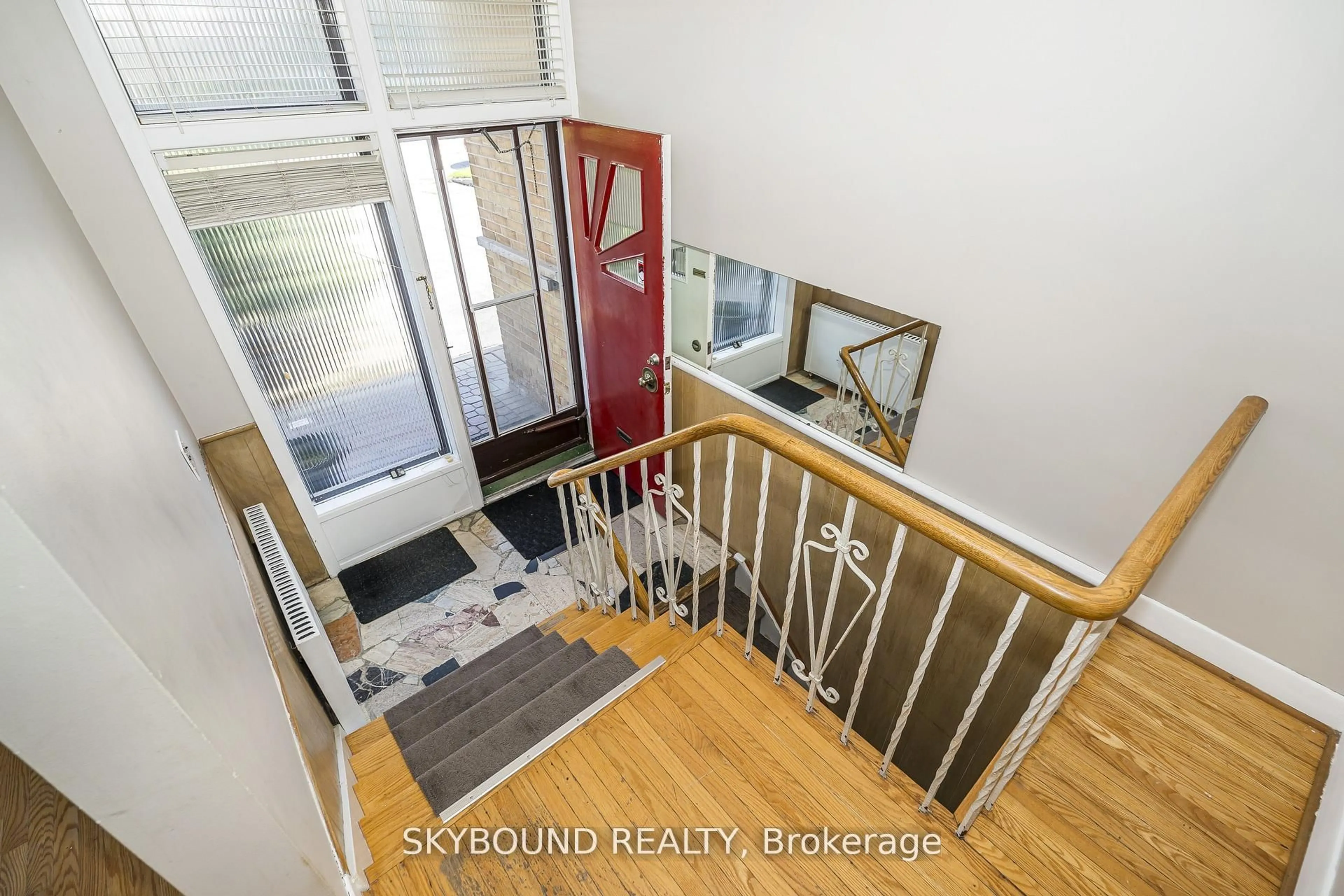 Indoor foyer for 44 Tinder Cres, Toronto Ontario M4A 1L3