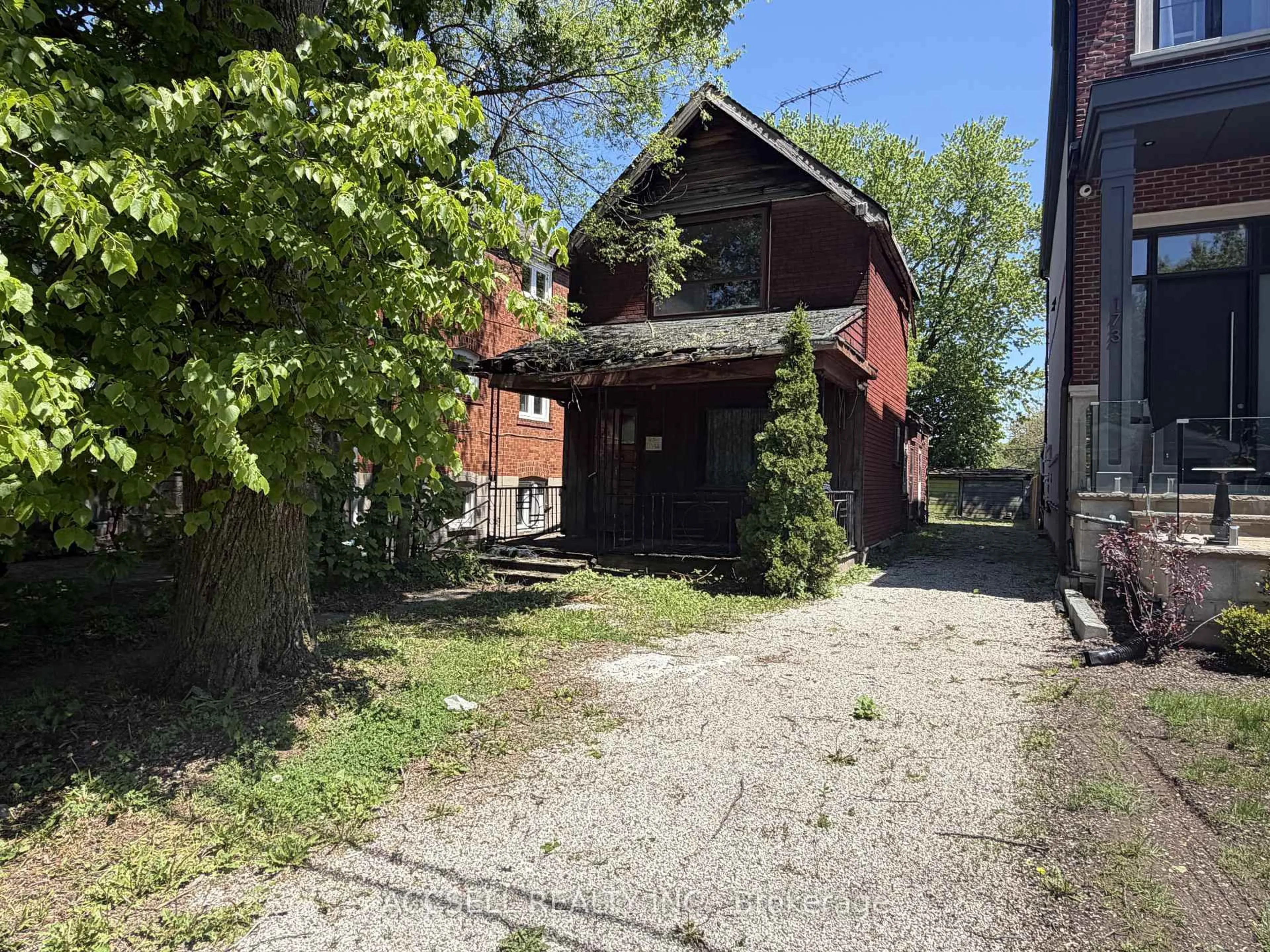 A pic from outside/outdoor area/front of a property/back of a property/a pic from drone, street for 175 Ronan Ave, Toronto Ontario M4N 2Y5
