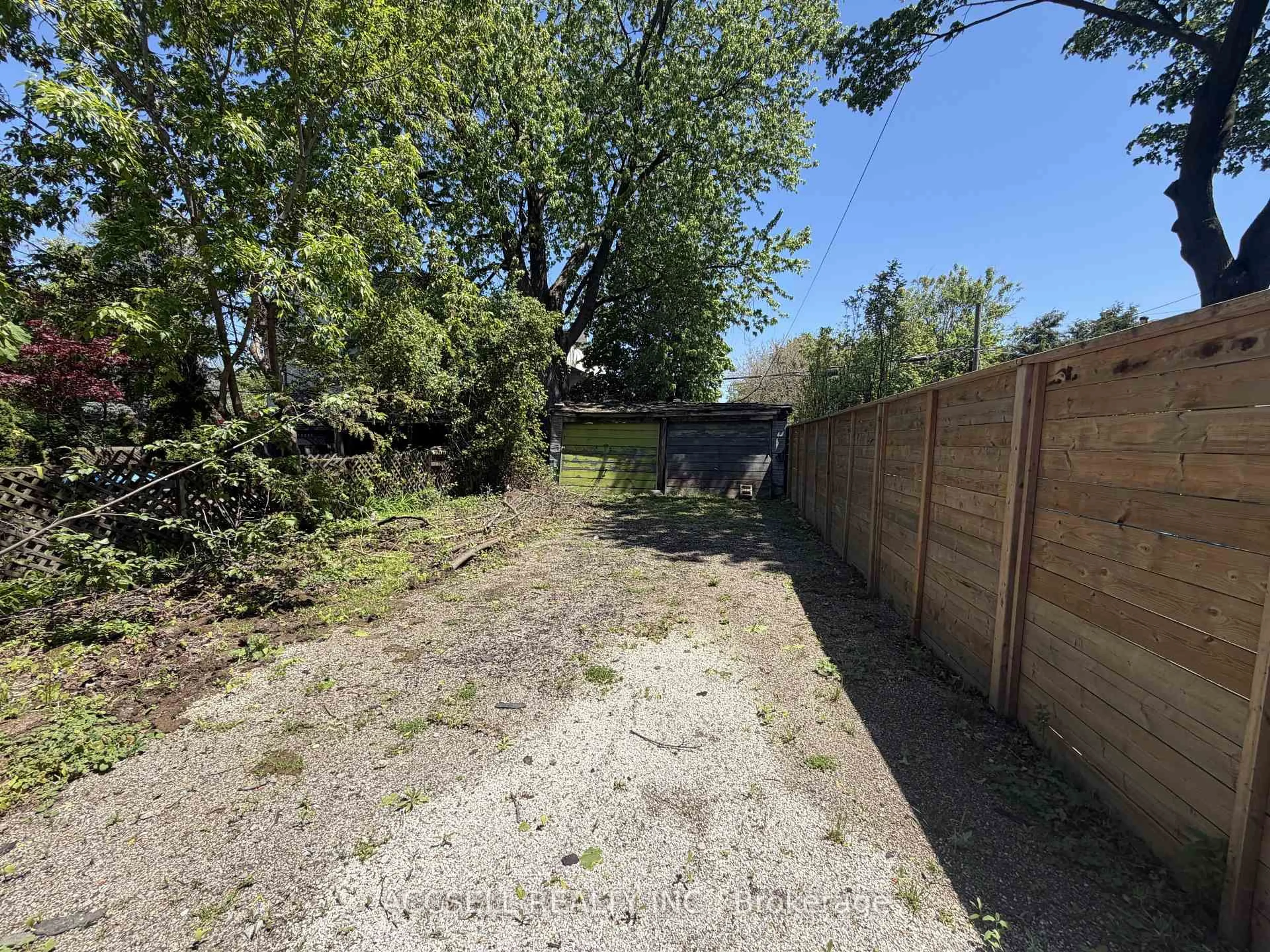 A pic from outside/outdoor area/front of a property/back of a property/a pic from drone, street for 175 Ronan Ave, Toronto Ontario M4N 2Y5