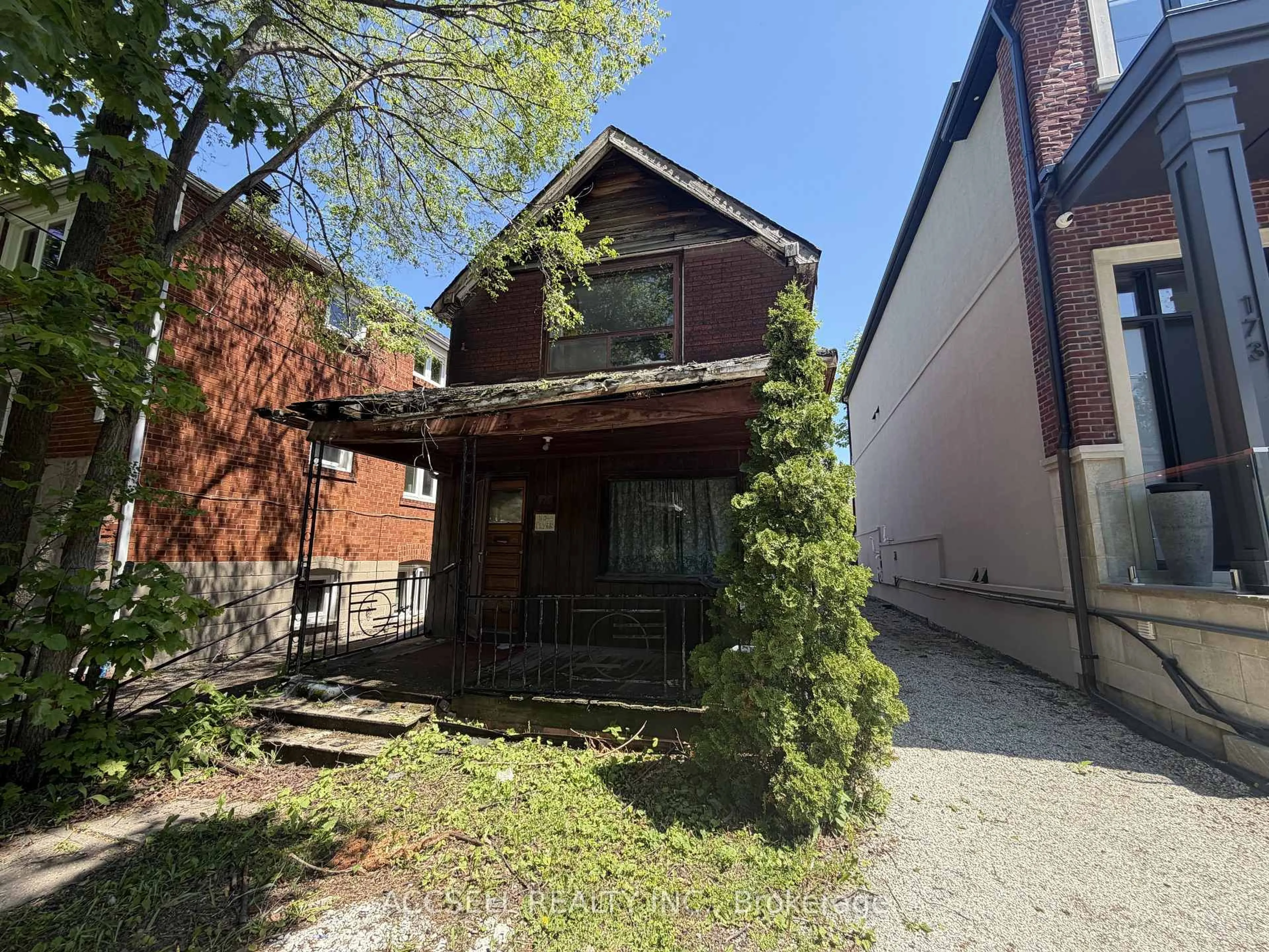 A pic from outside/outdoor area/front of a property/back of a property/a pic from drone, street for 175 Ronan Ave, Toronto Ontario M4N 2Y5