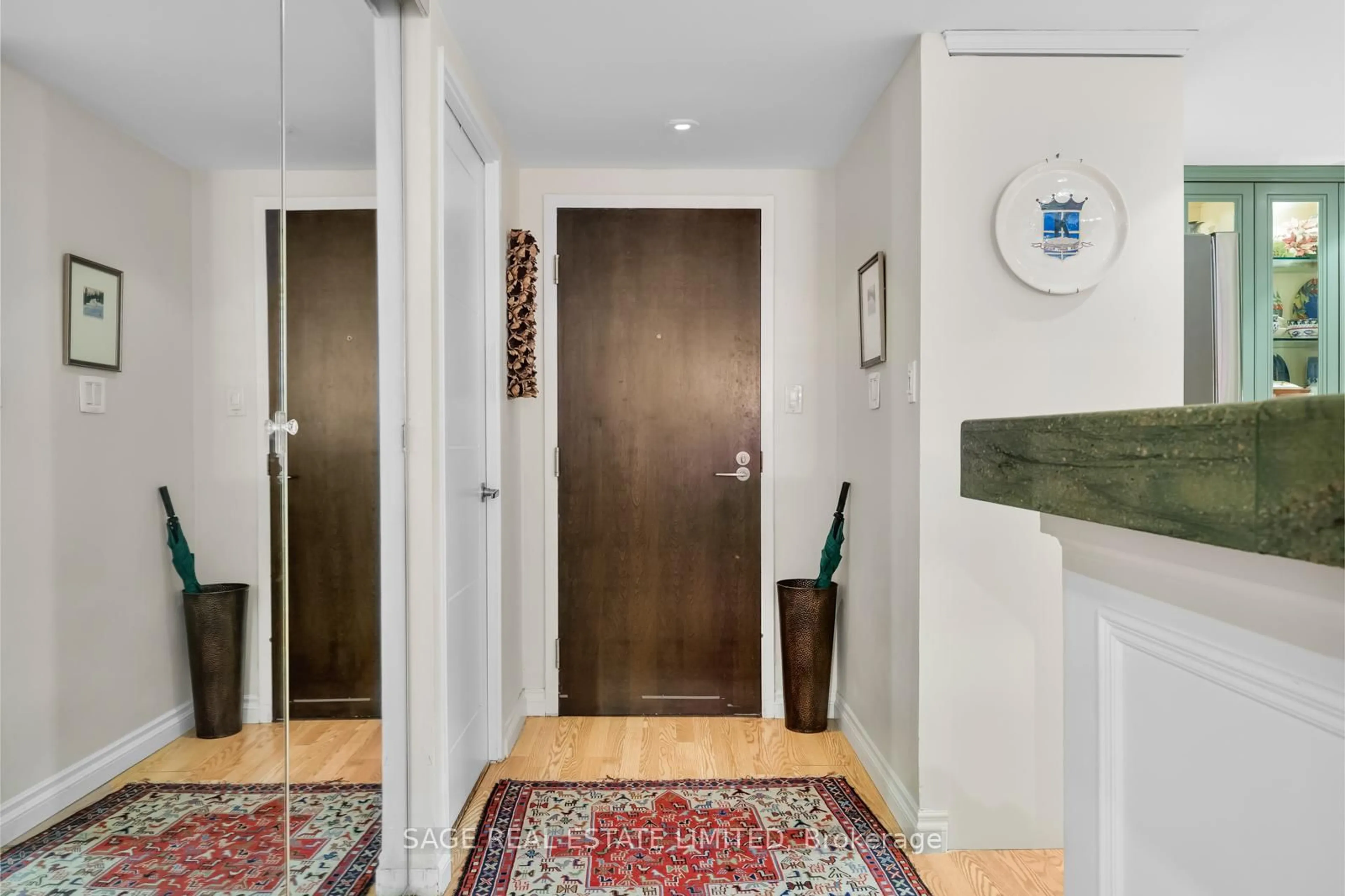 Indoor entryway for 225 Davenport Rd #101, Toronto Ontario M5R 3R2